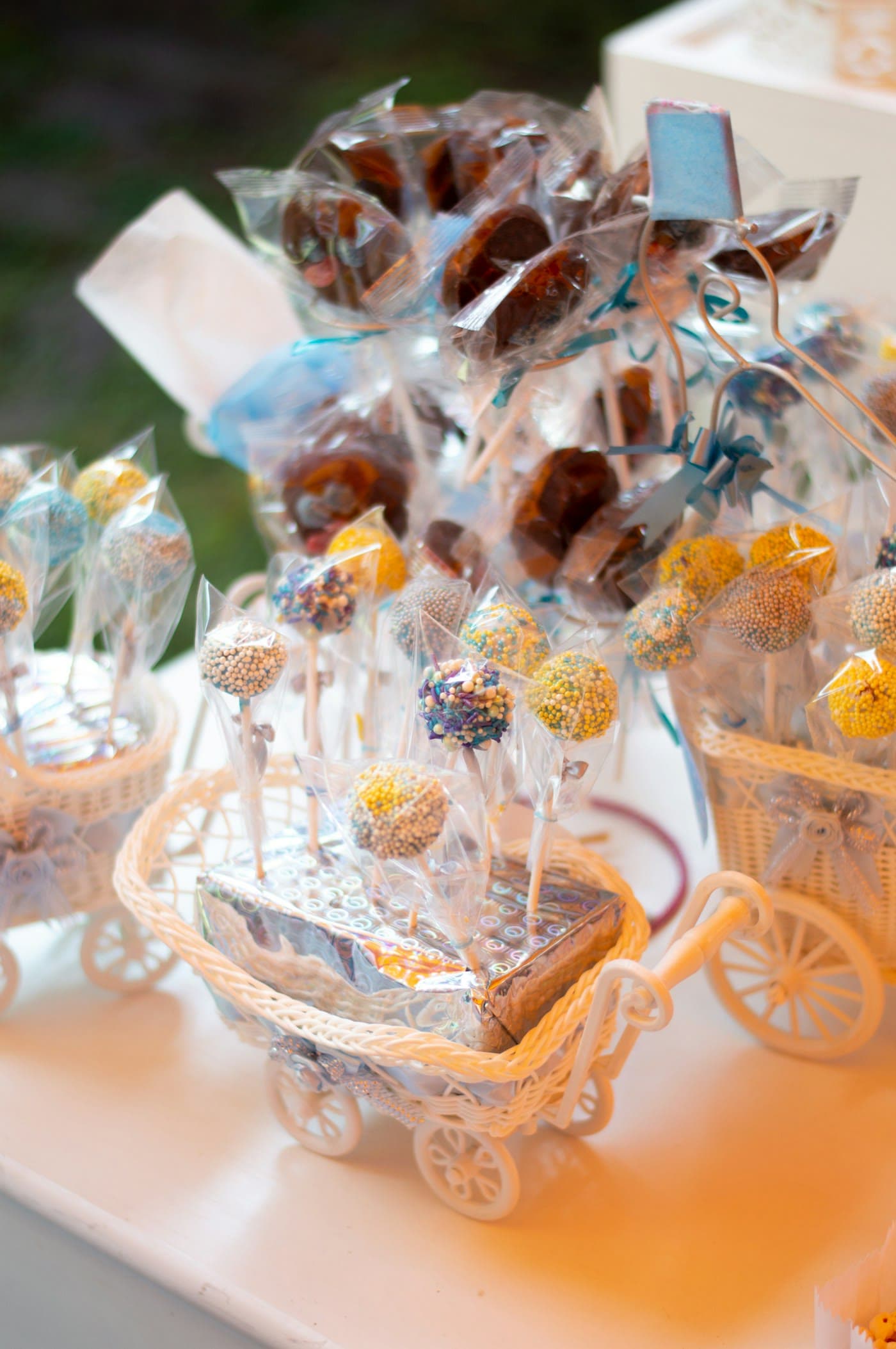 Cake pops wrapped as favours