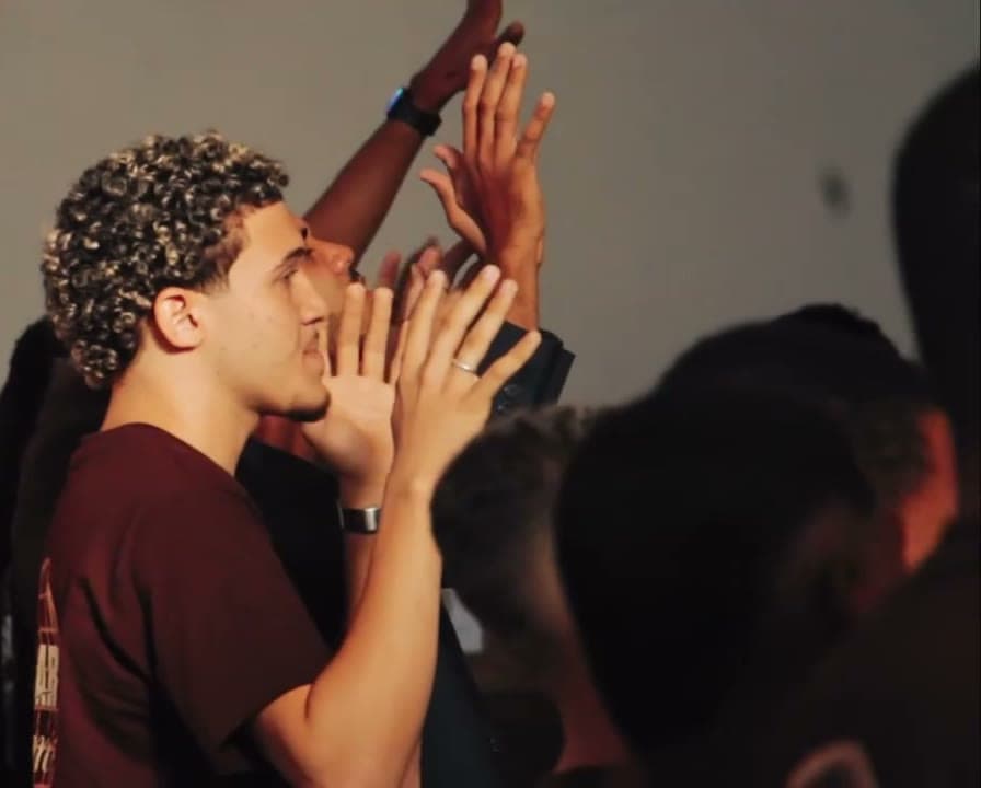 Público aplaudindo durante o louvor, congresso de jovens filmado pela Duat