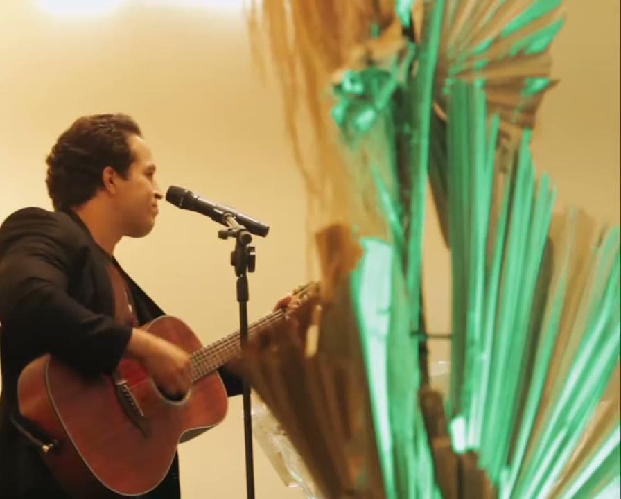 Jovens cantando no palco com microfones, congresso de jovens filmado pela Duat