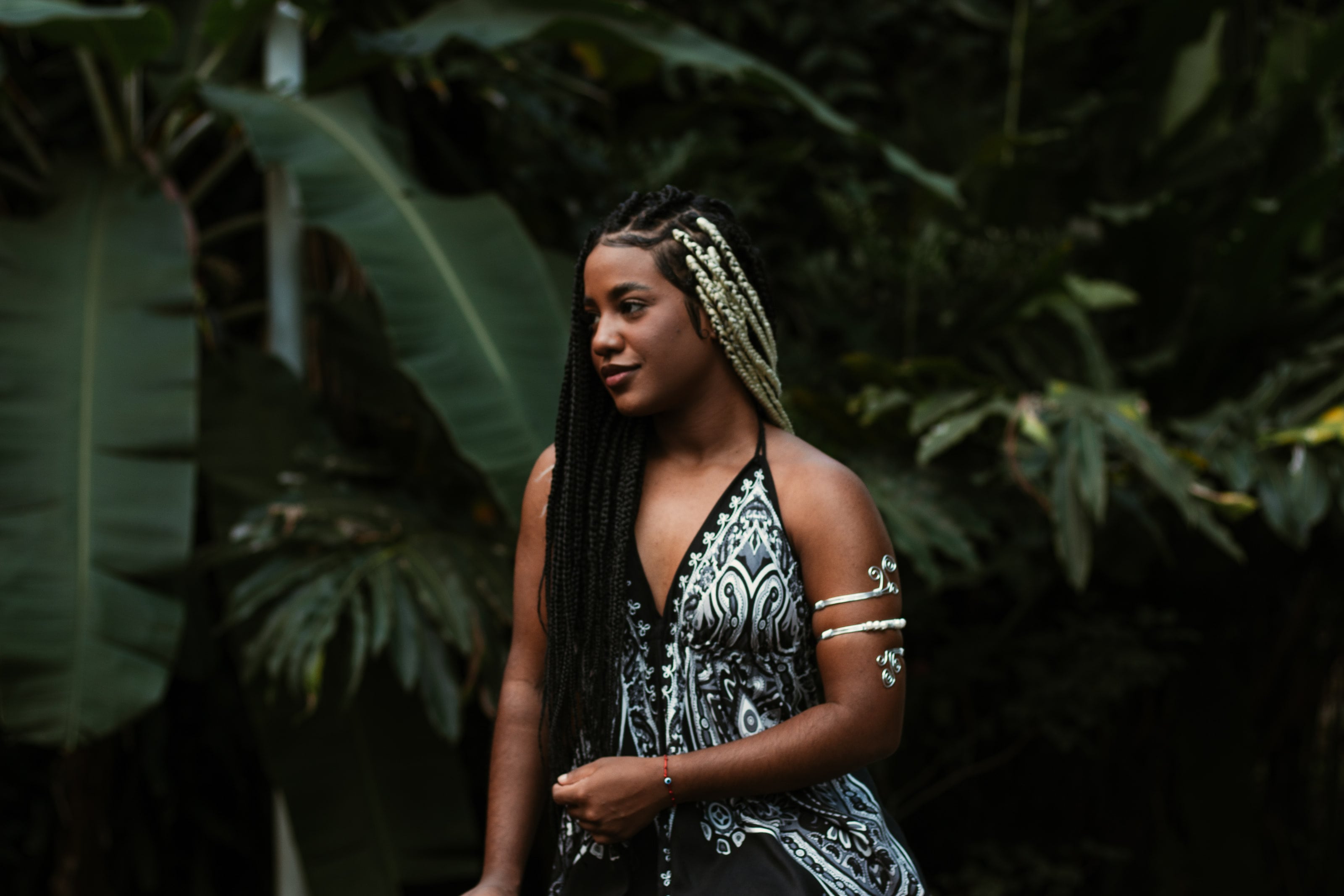 De vestido frente-única preto e branco entre folhagens, ensaio individual