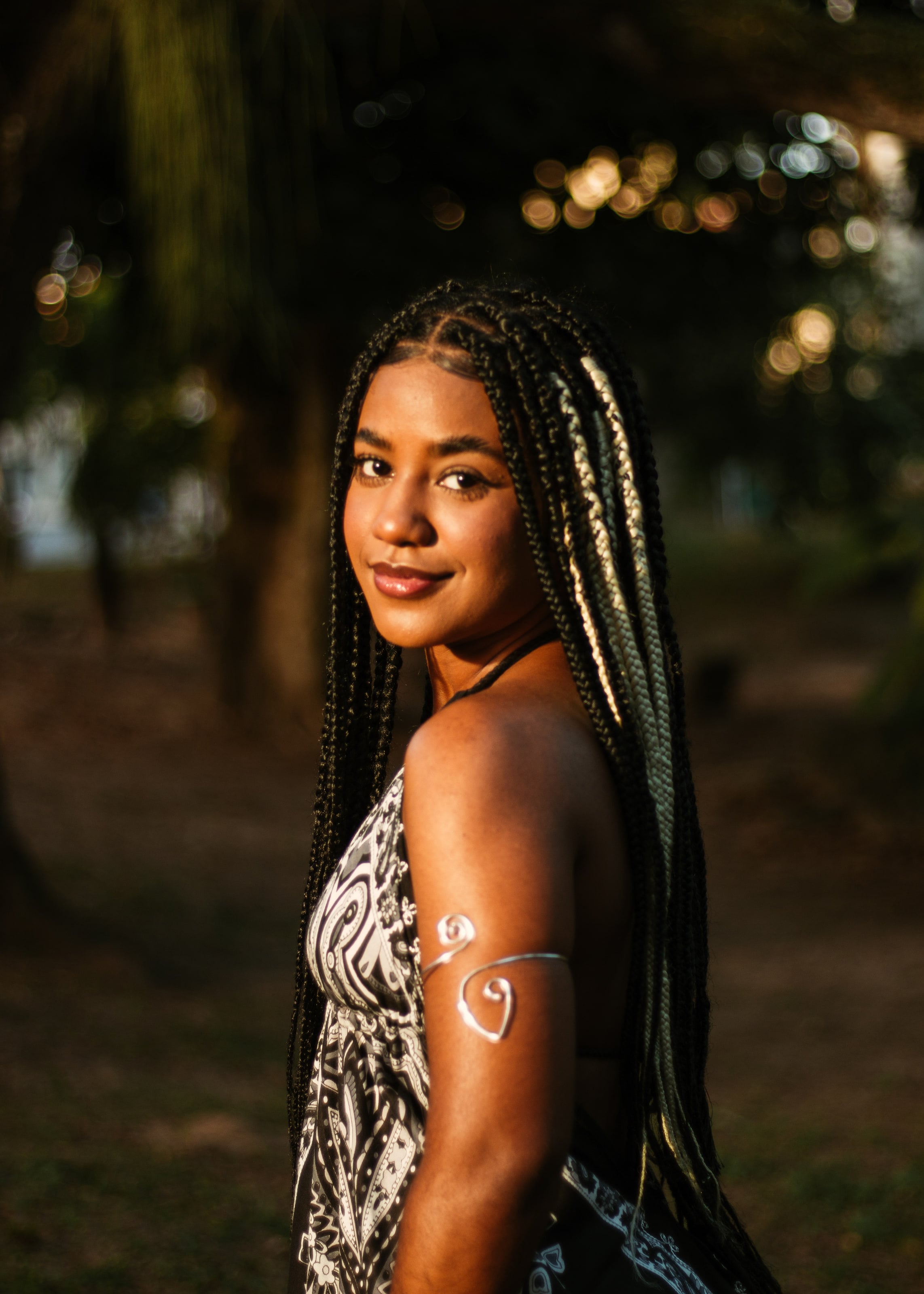 Retrato na luz dourada, com braceletes de prata, ensaio individual