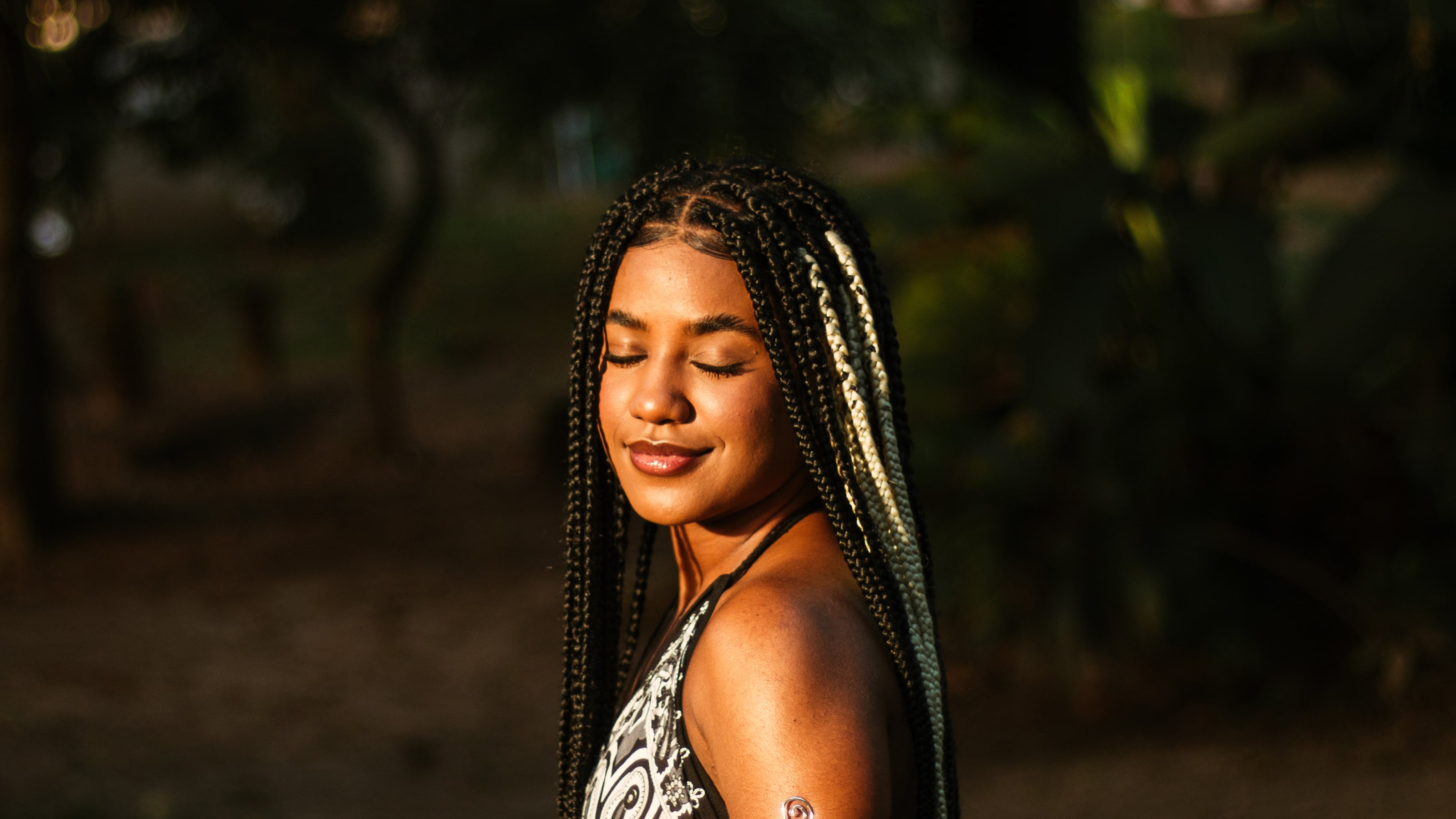 Retrato na luz dourada, com braceletes de prata, ensaio individual