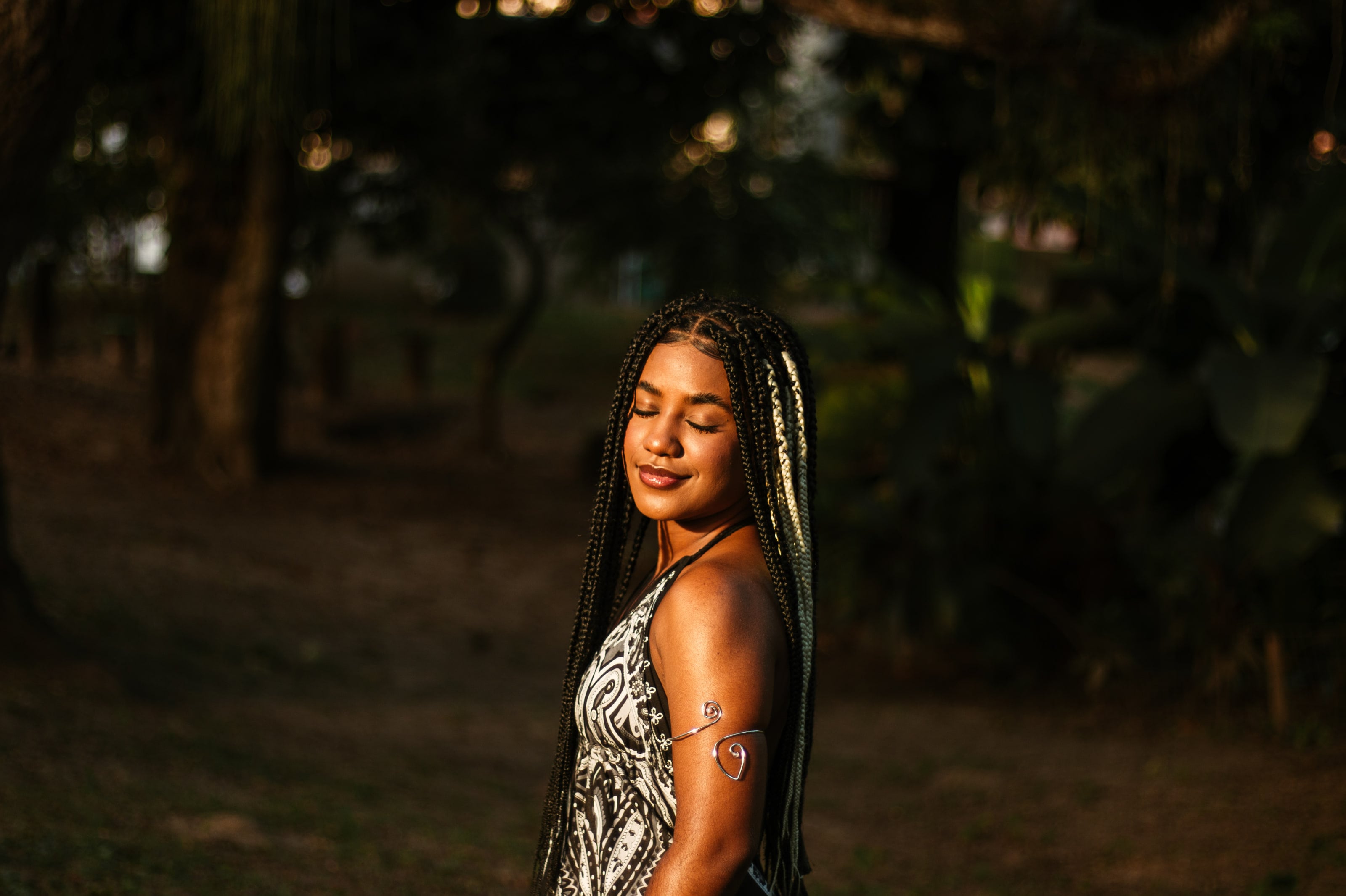 Retrato na luz dourada, com braceletes de prata, ensaio individual