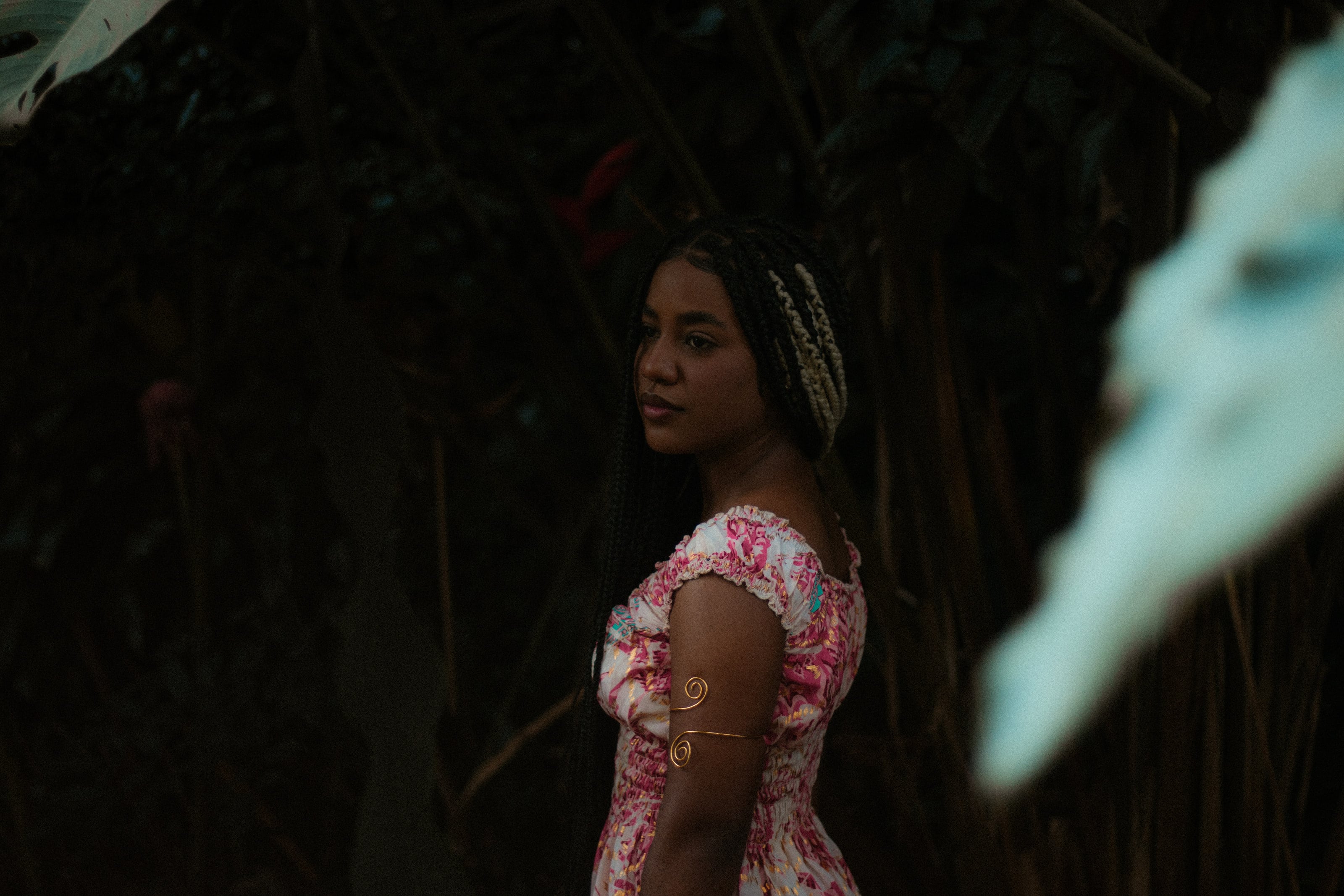 De vestido rosa estampado entre as folhas, ensaio individual
