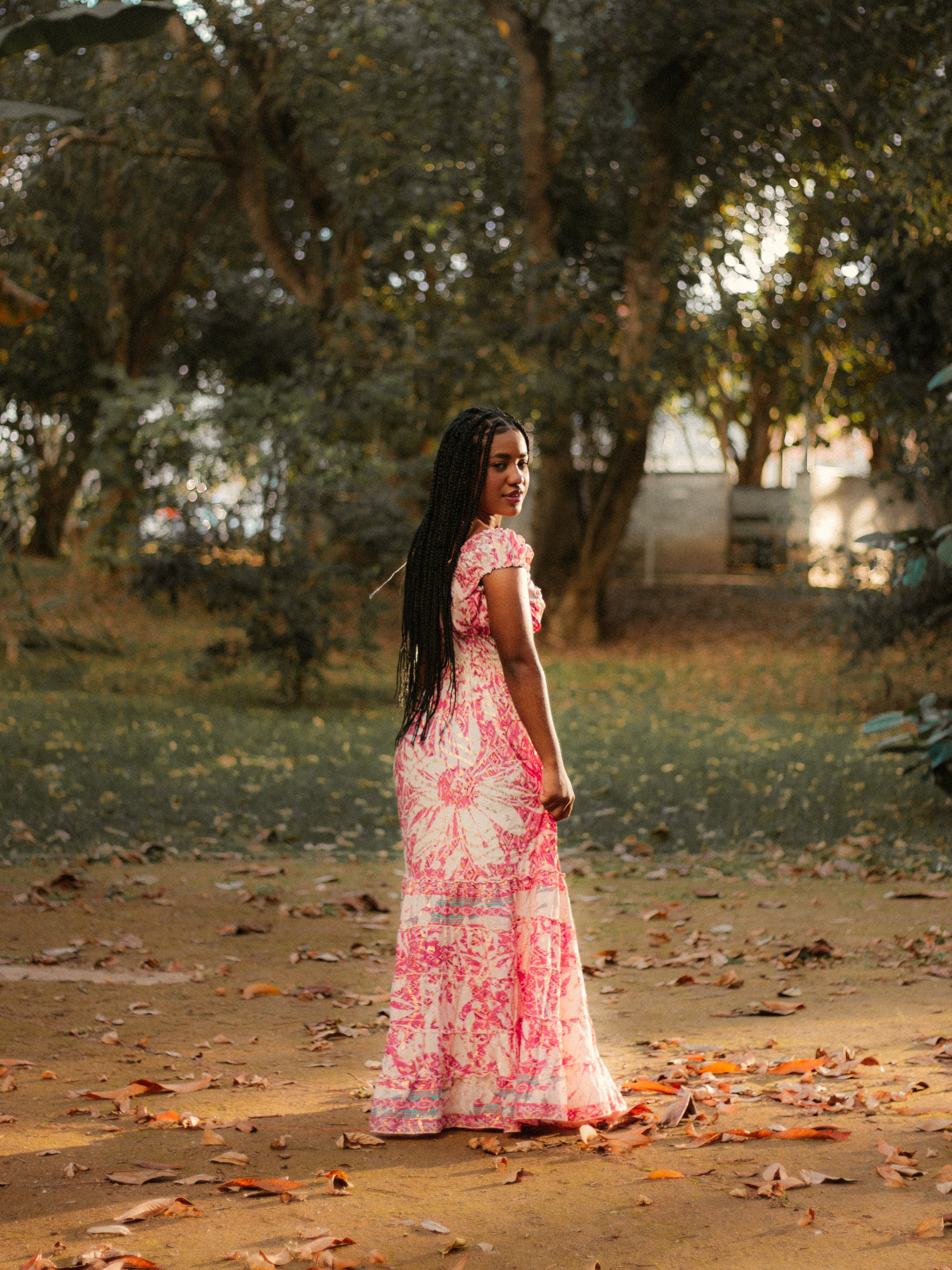 De vestido rosa numa clareira do parque, ensaio individual