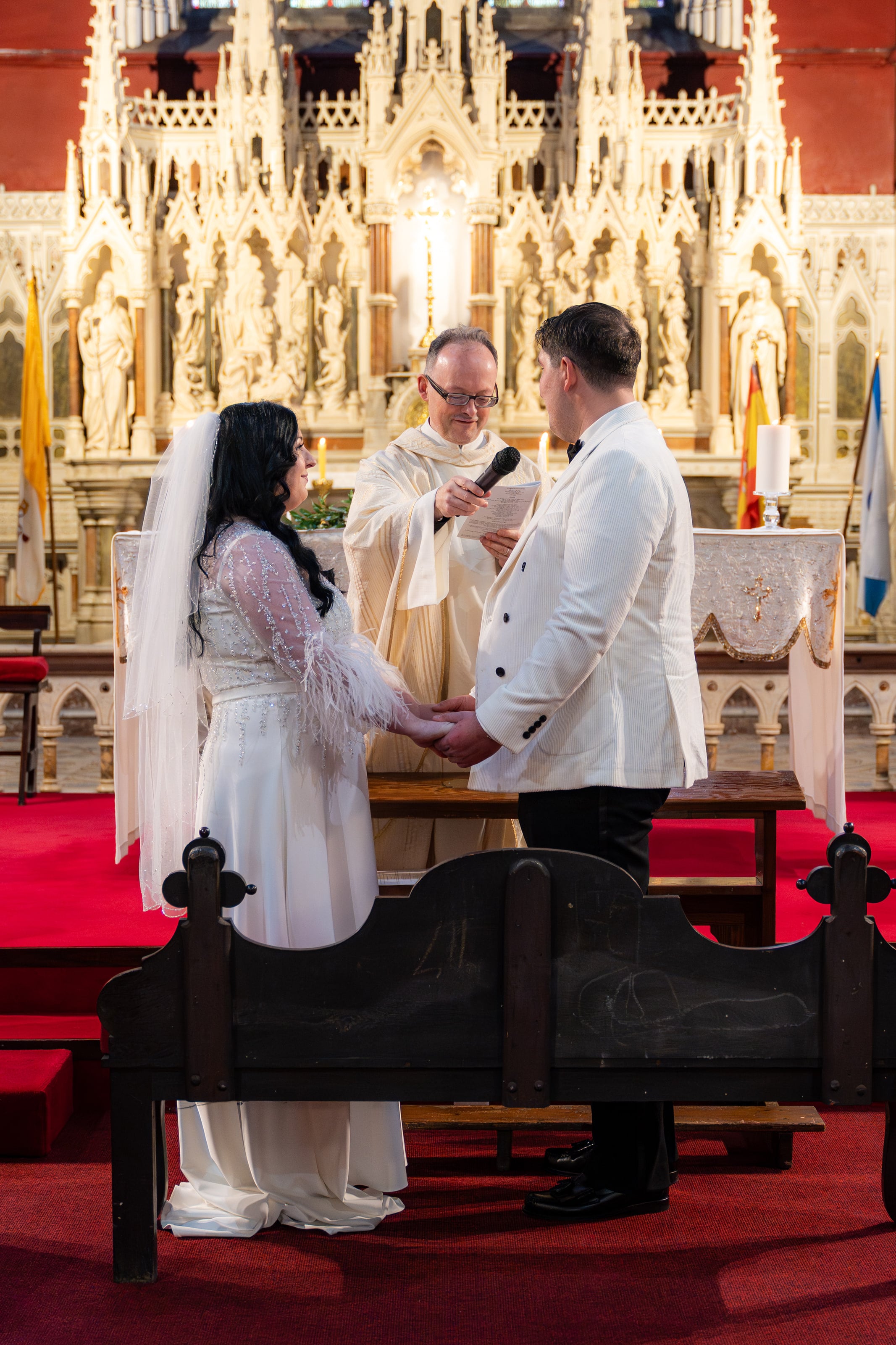 Votos no altar diante do padre, casamento de C & S