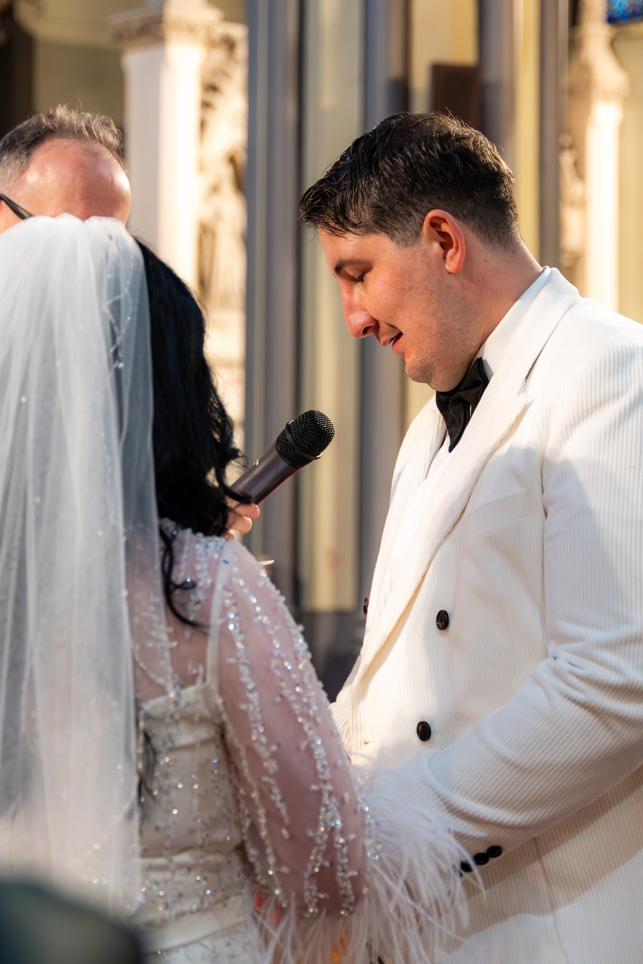 Noivo lendo os votos ao microfone, casamento de C & S