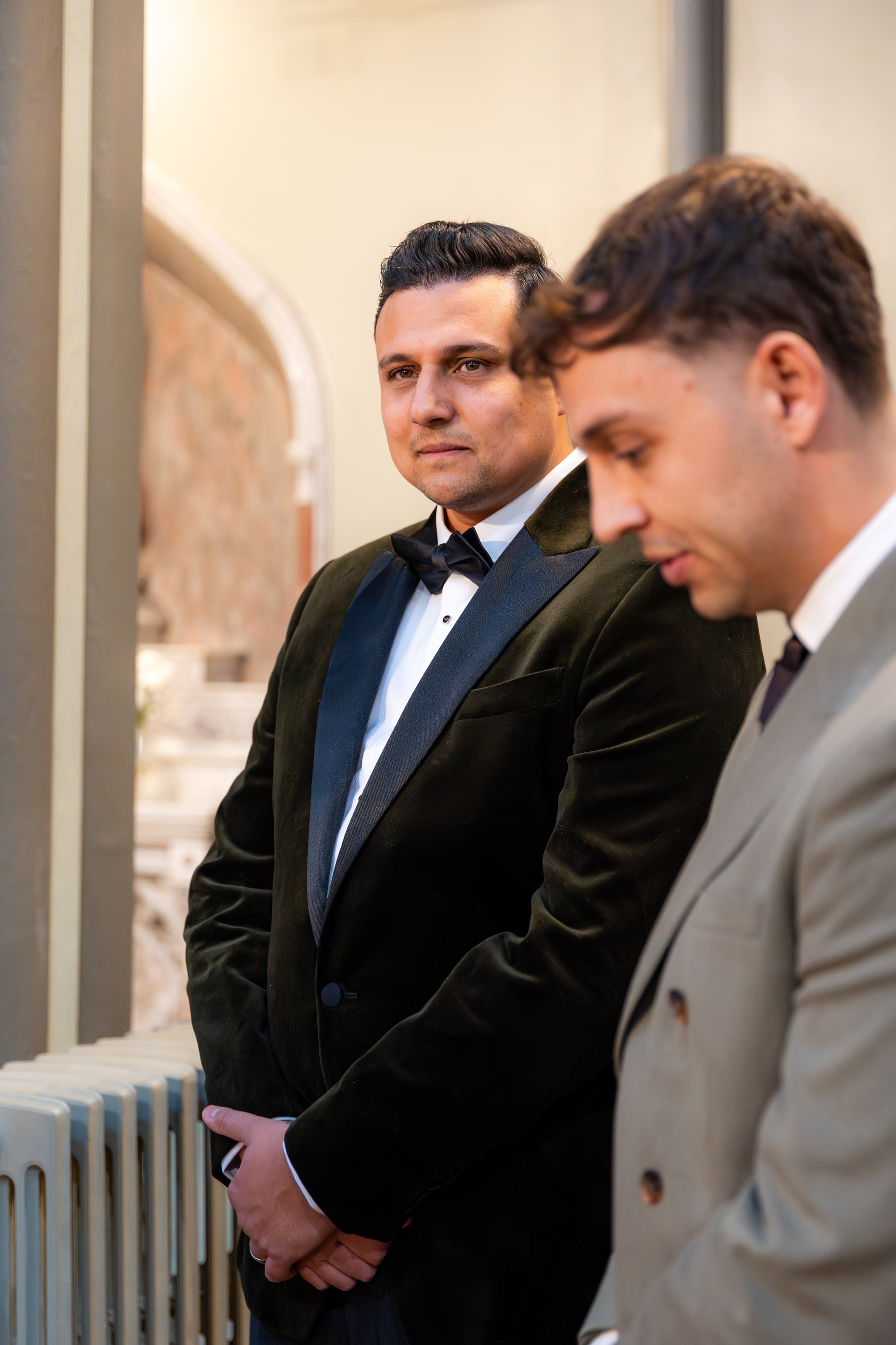 Padrinhos à espera na lateral da igreja, casamento de C & S