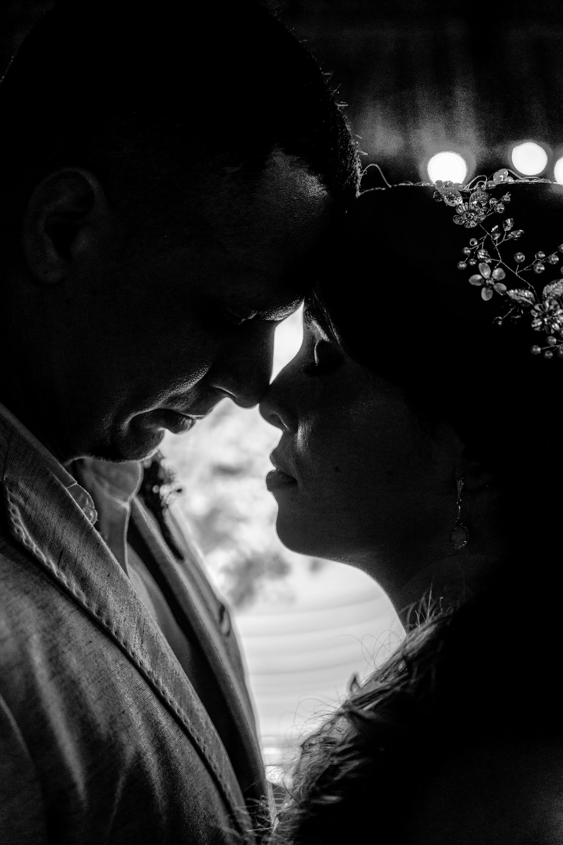Silhueta do casal testa com testa, em preto e branco, casamento de D & S