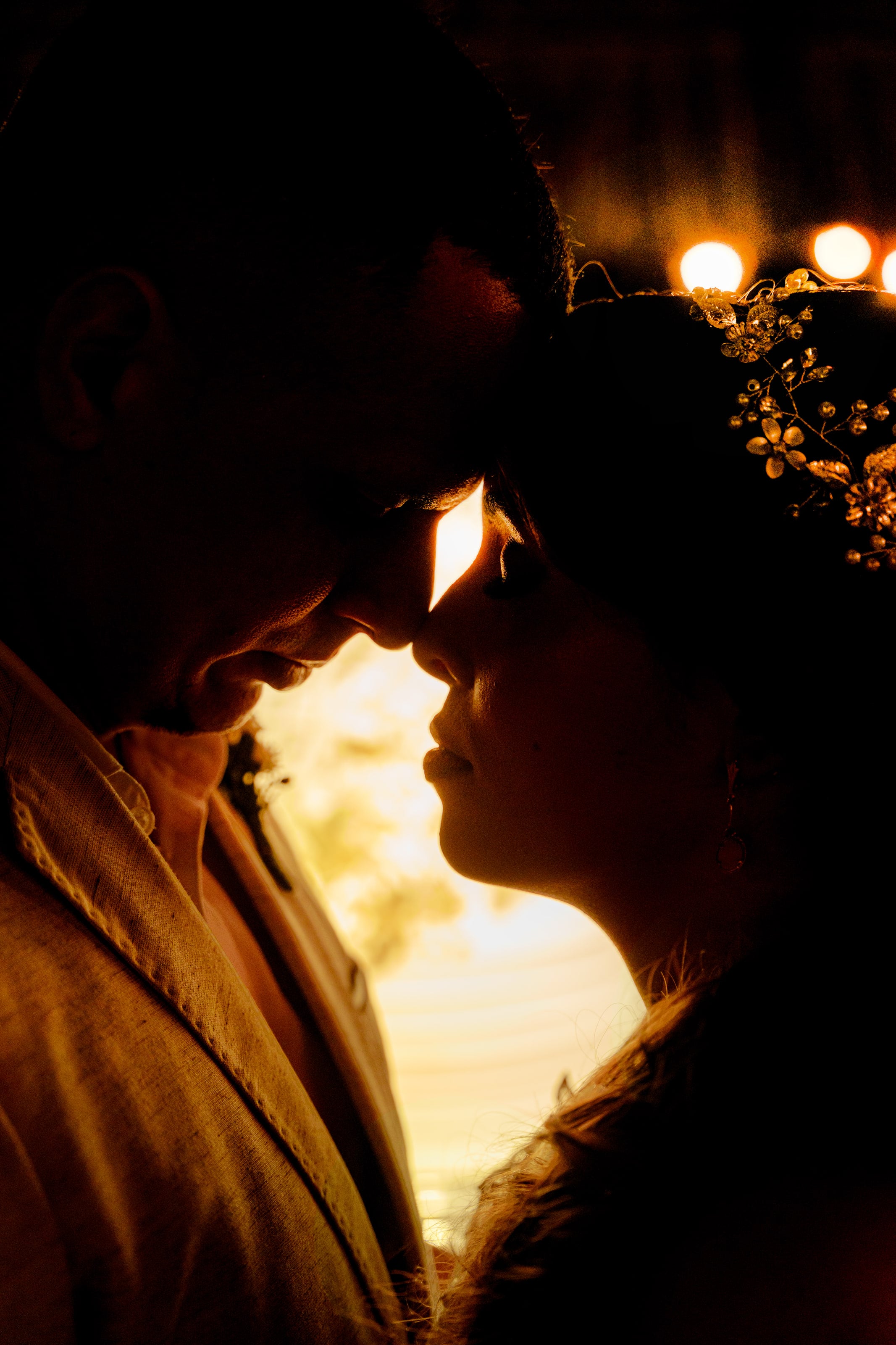 Silhueta do casal contra o sol dourado, casamento de D & S