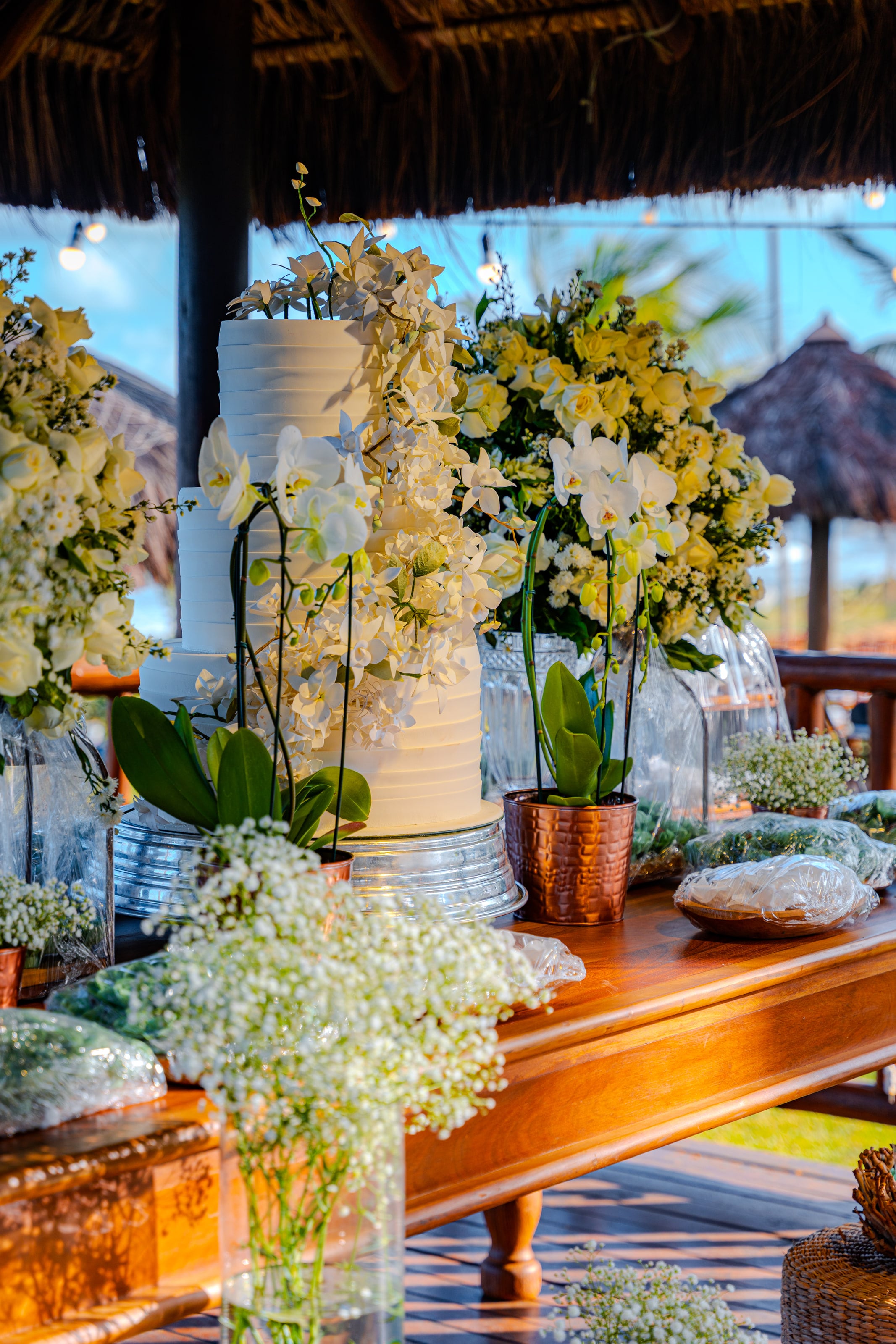Bolo branco com orquídeas na mesa de doces, casamento de D & S