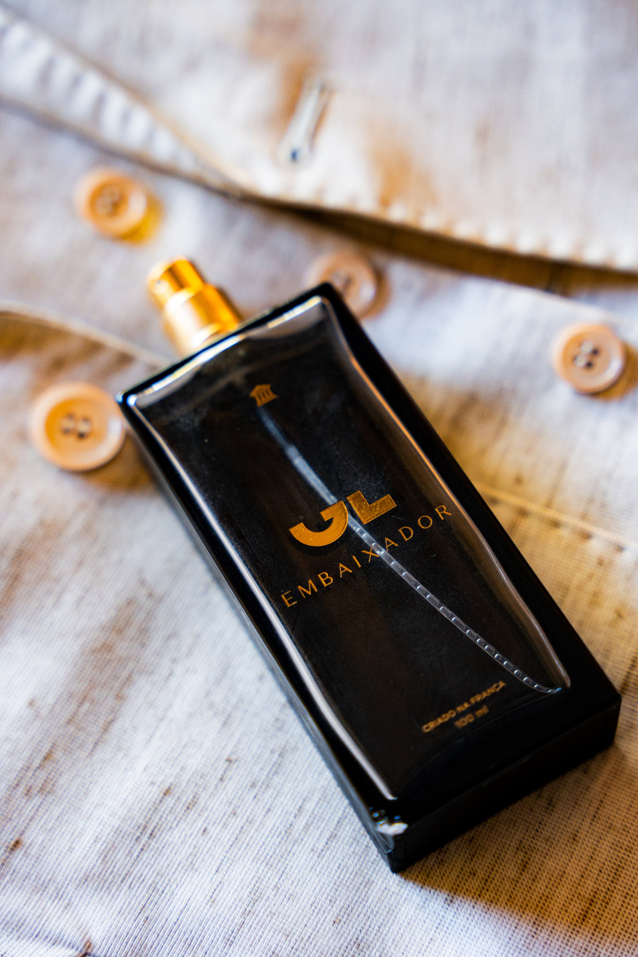Frasco de perfume sobre a camisa do noivo, casamento de D & S