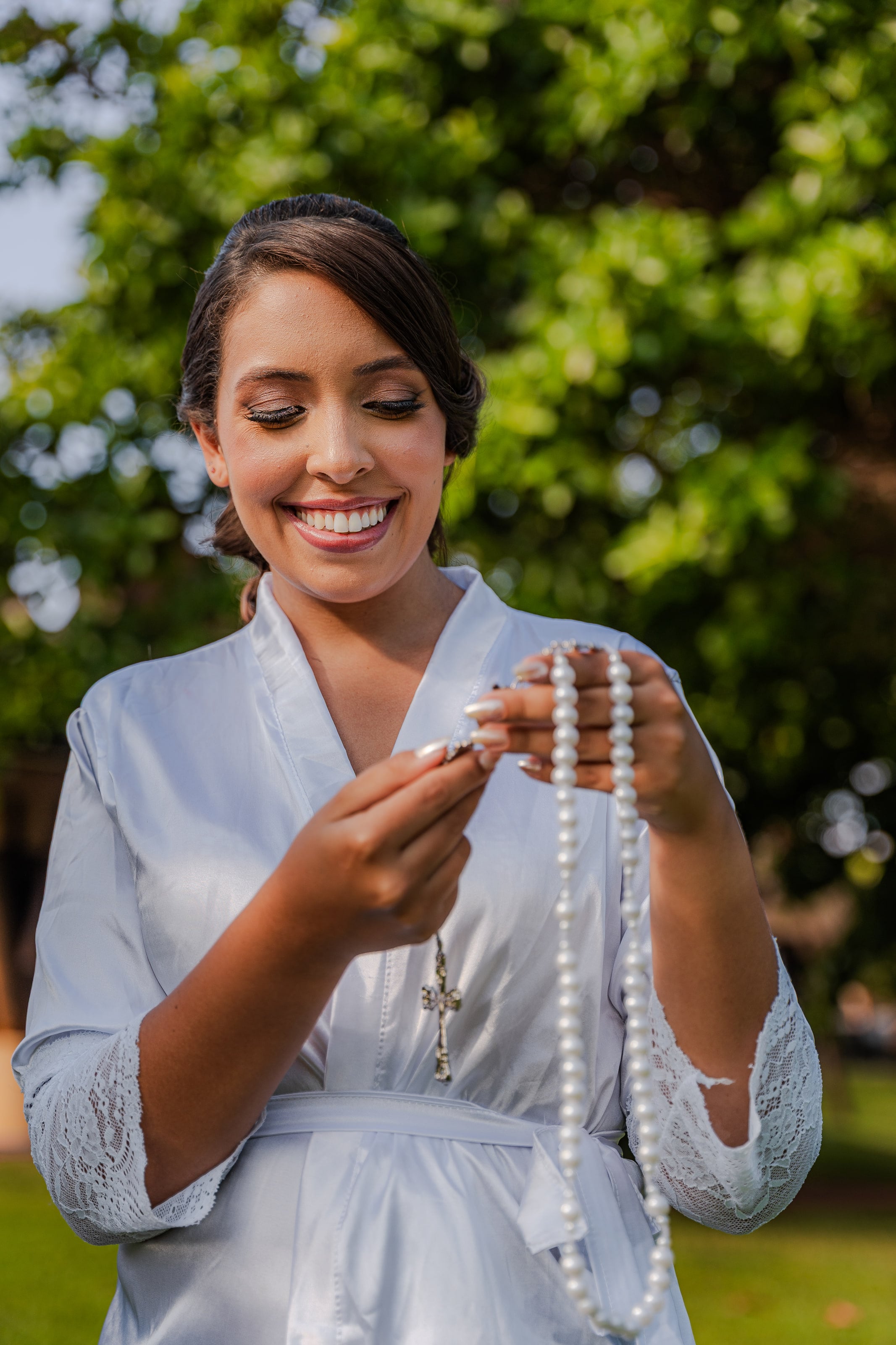 Noiva sorrindo com o terço entre os dedos, casamento de D & S