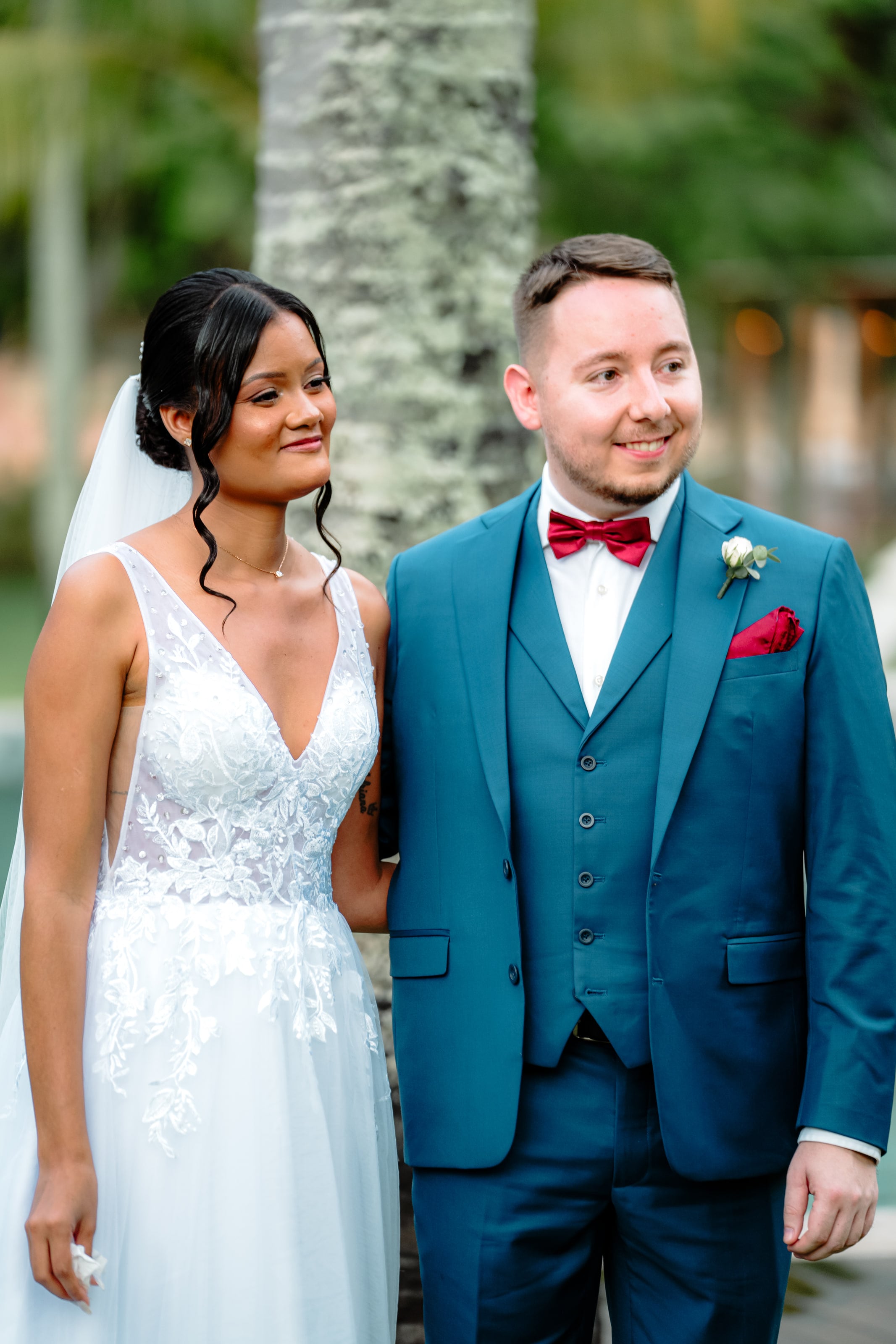 Casal sorrindo lado a lado entre os coqueiros, casamento de J & K