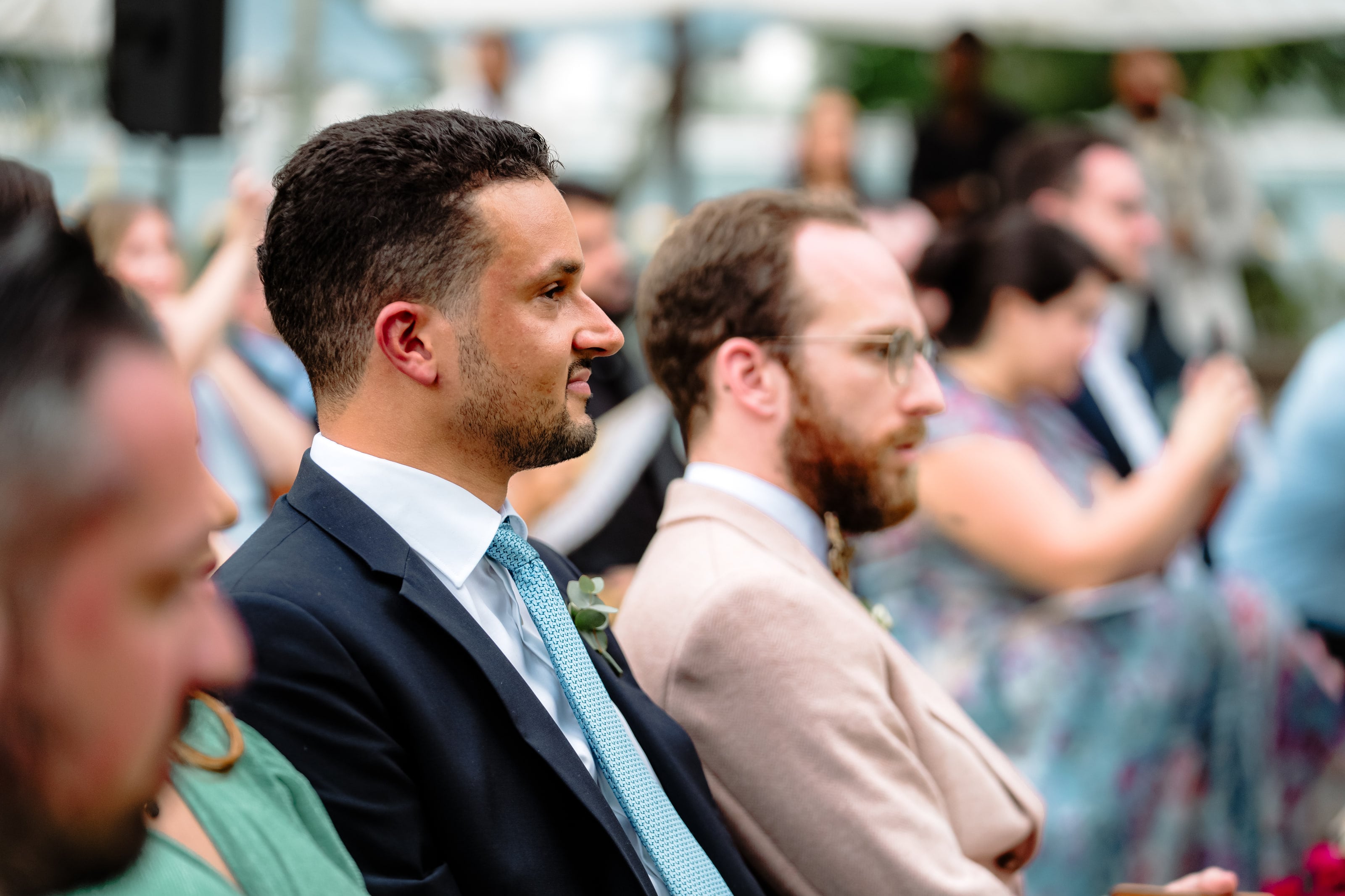 Convidados atentos durante a cerimônia, casamento de J & K