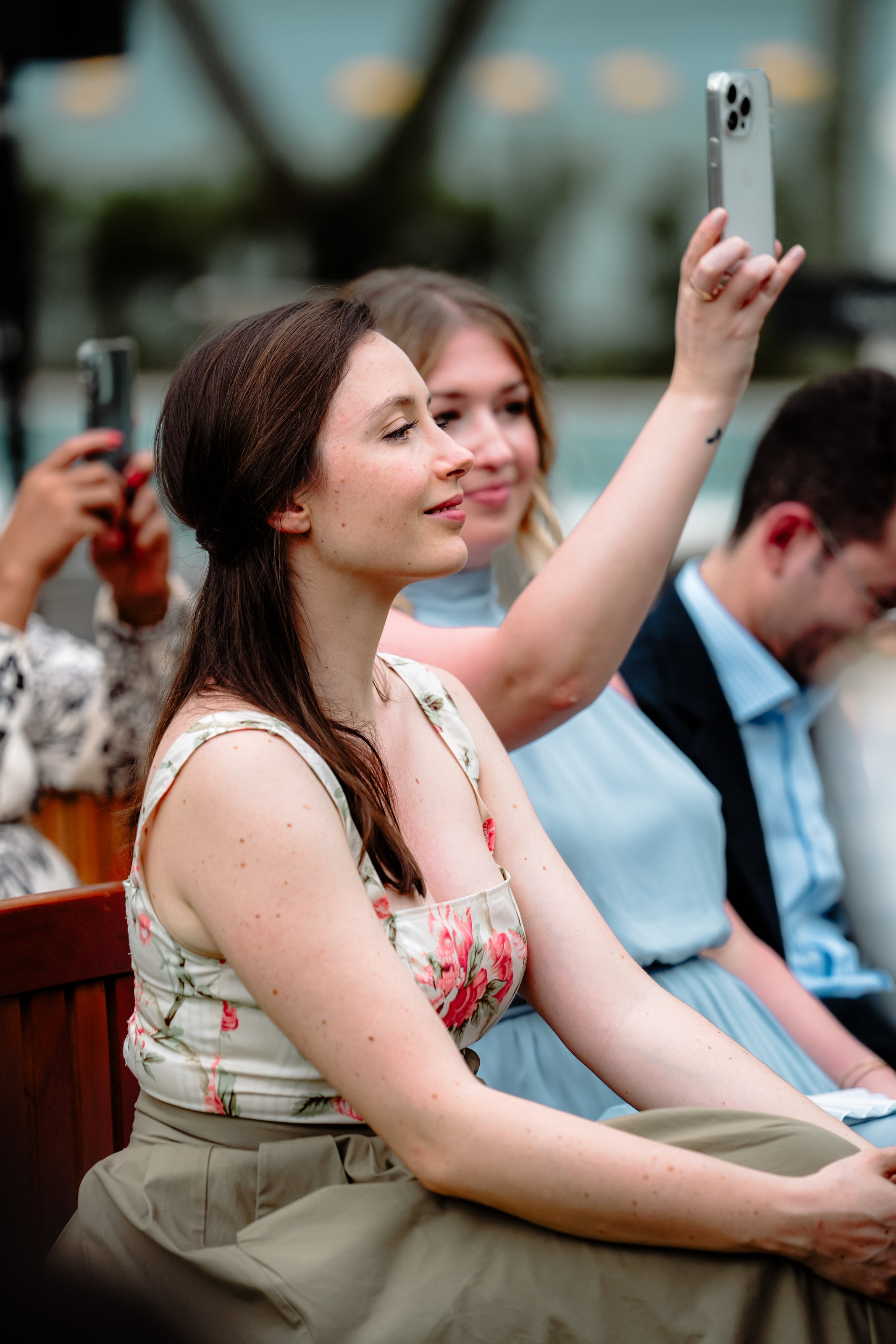 Convidada filma a cerimônia com o celular, casamento de J & K
