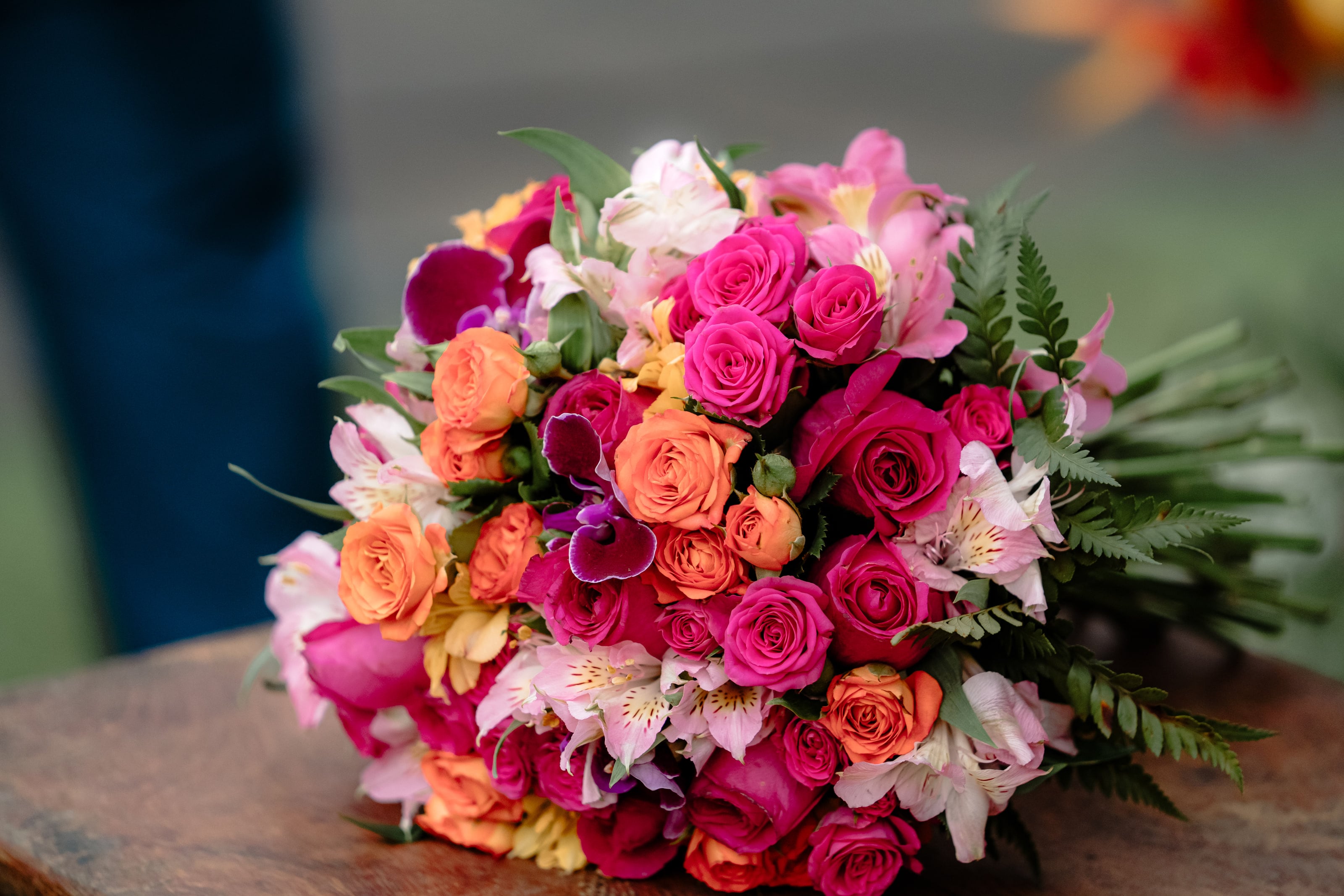 Buquê de rosas pink e laranja sobre a mesa, casamento de J & K