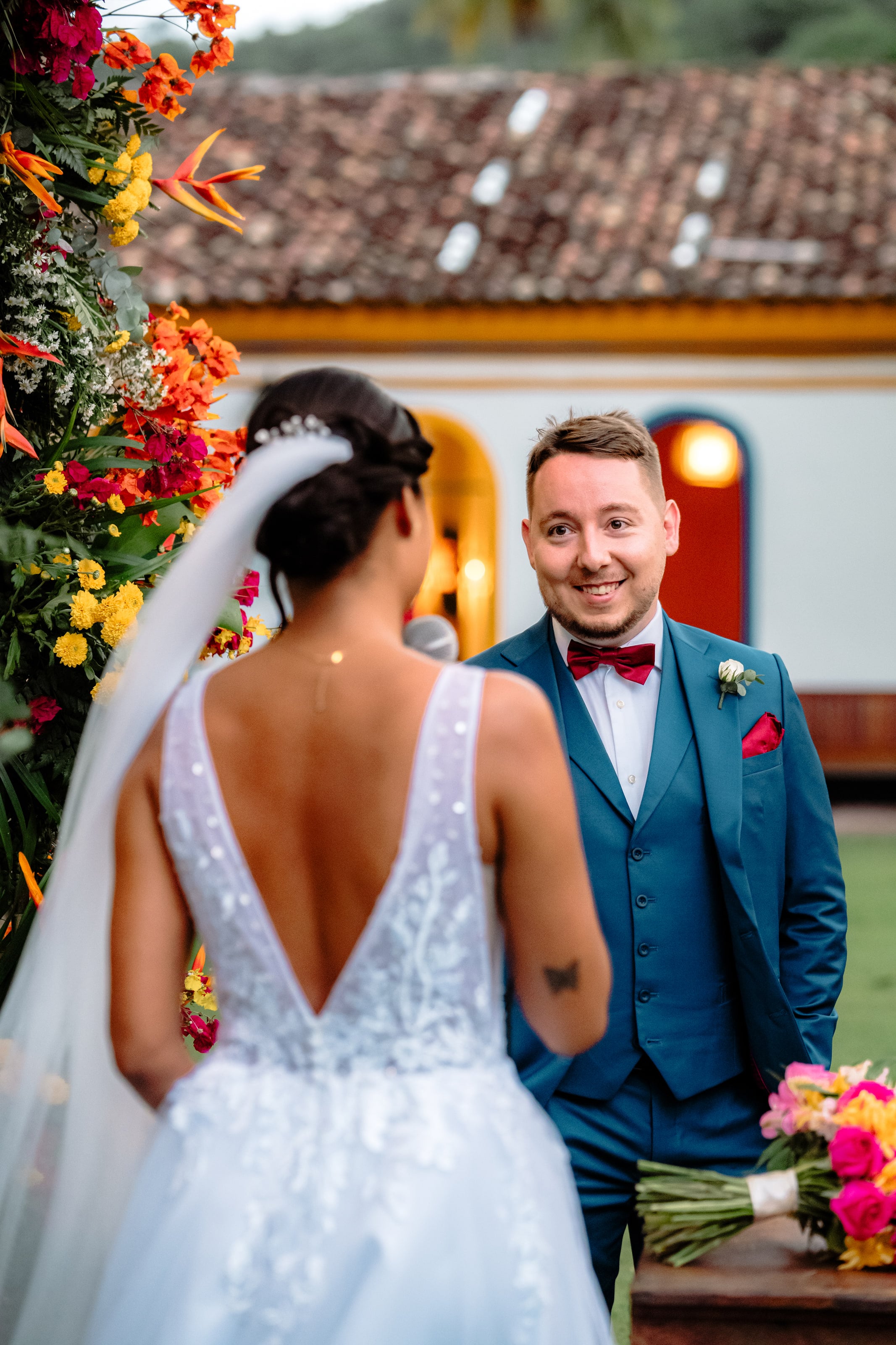 Noivo sorri para a noiva, de costas, no altar, casamento de J & K