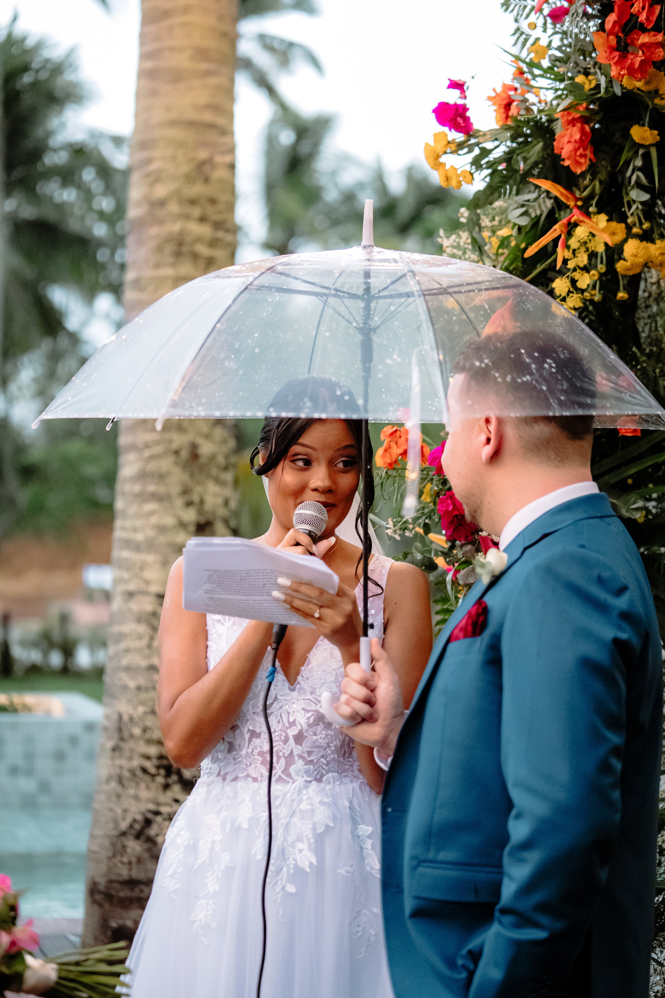 Noiva lê os votos sob um guarda-chuva transparente, casamento de J & K