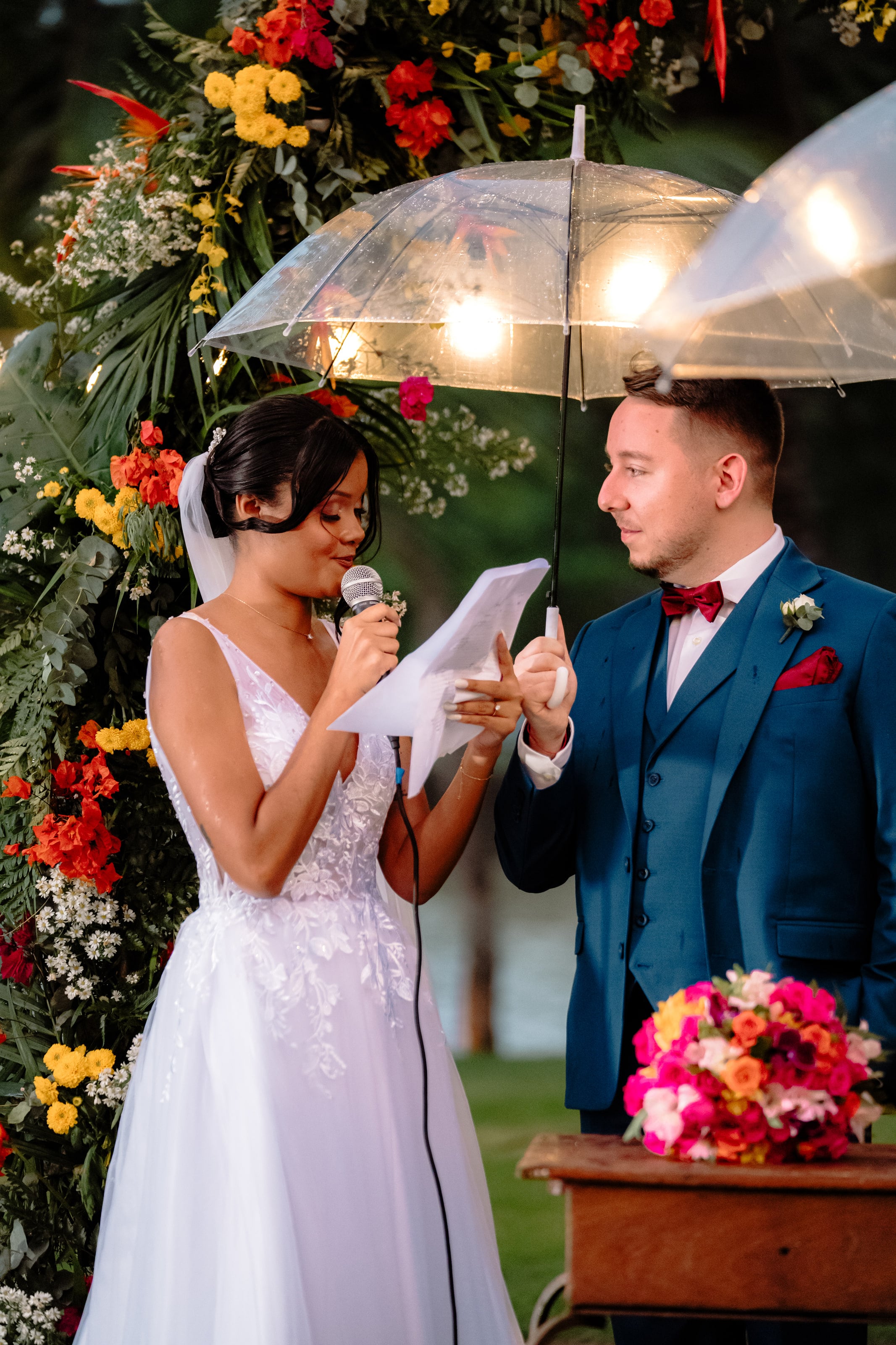 Votos na chuva, com guarda-chuvas transparentes, casamento de J & K