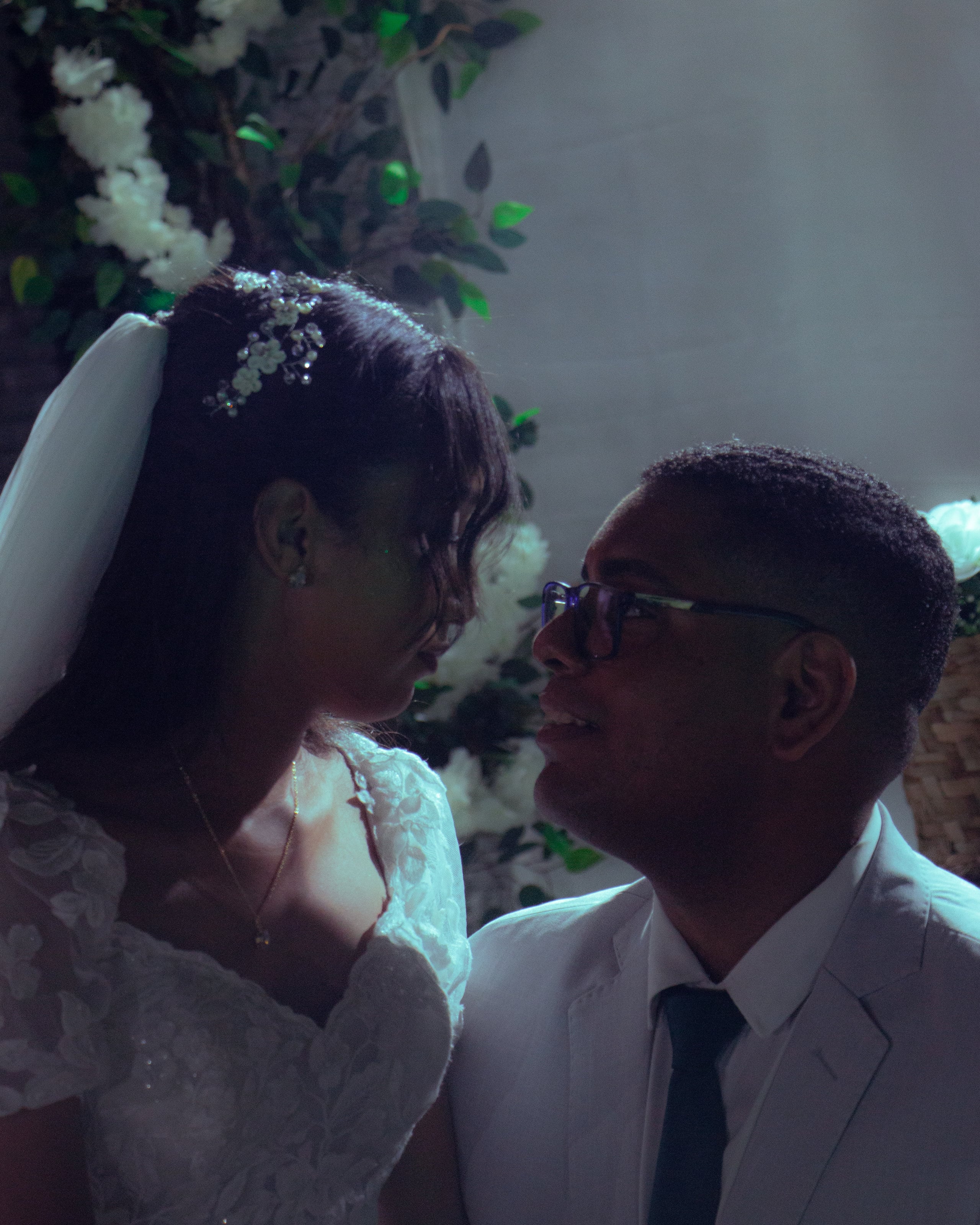 Casal rosto a rosto, casamento de M & I