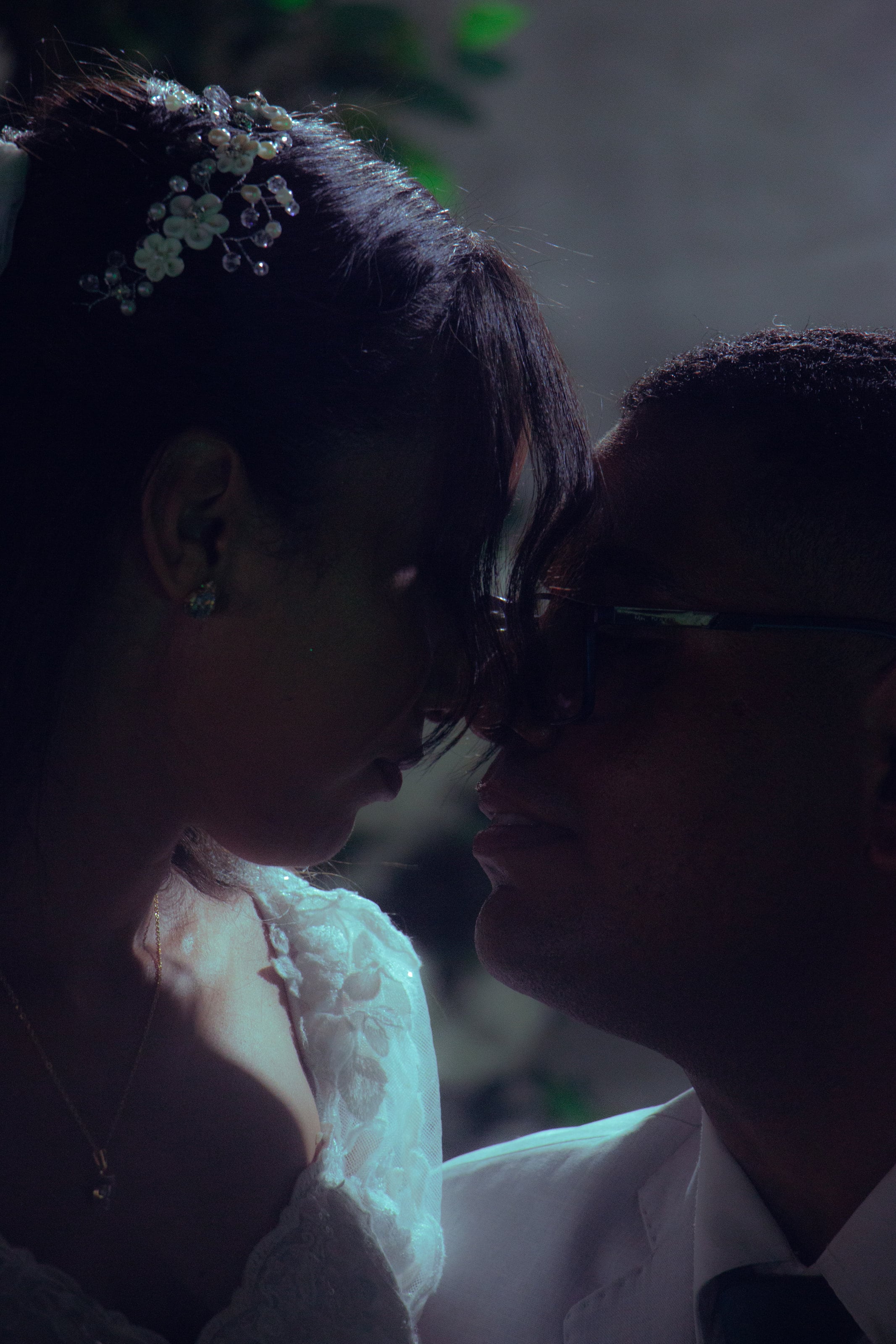 Casal rosto a rosto, casamento de M & I