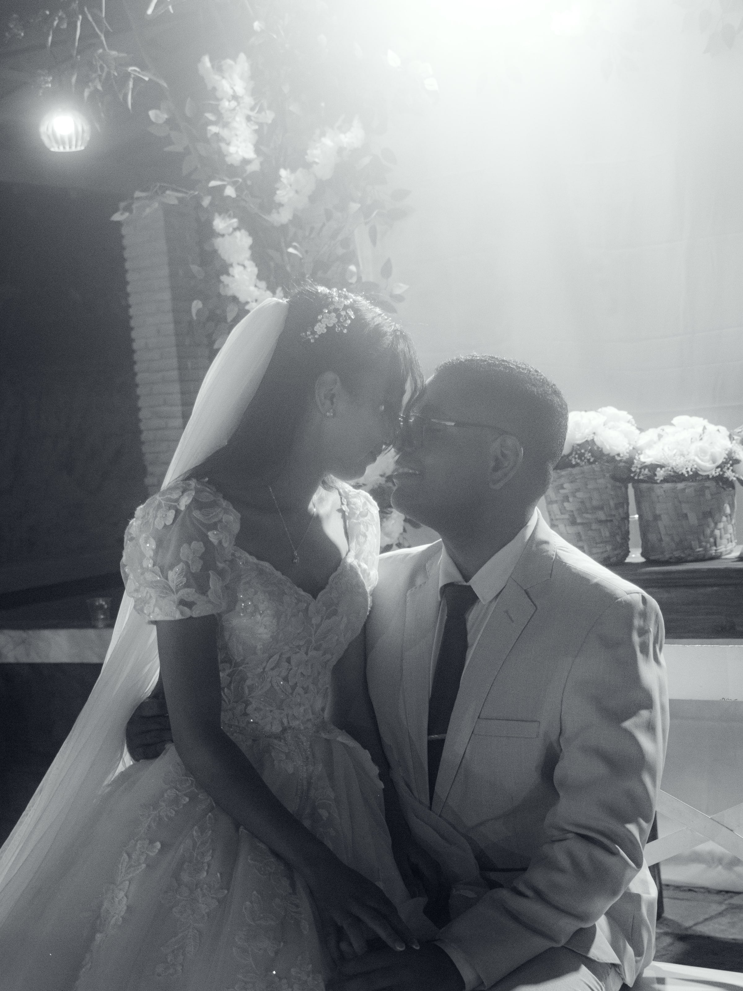 Casal rosto a rosto, casamento de M & I