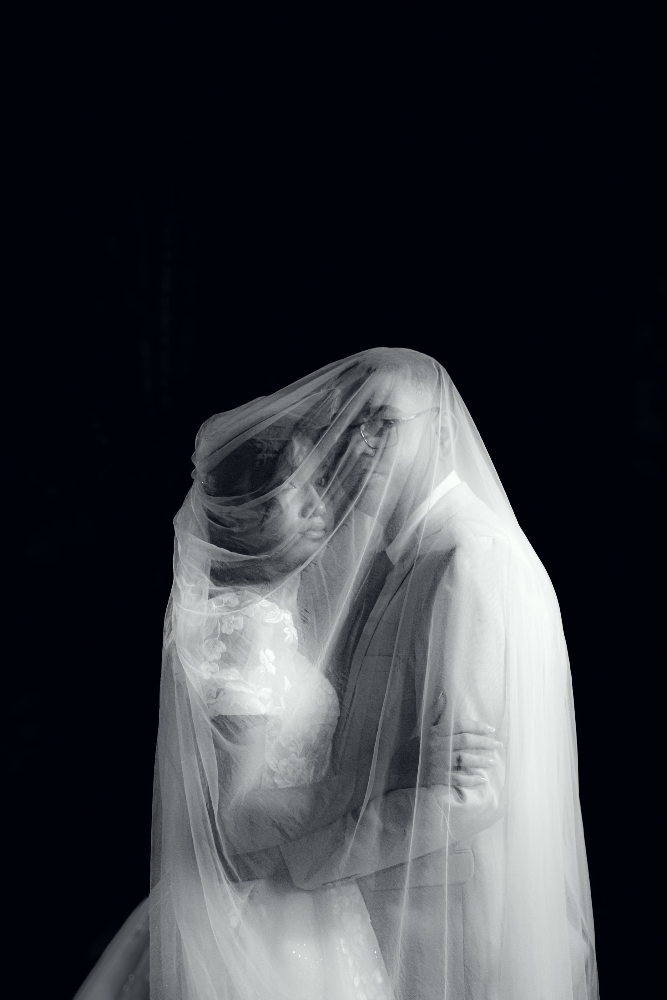 Casal debaixo do véu da noiva, casamento de M & I