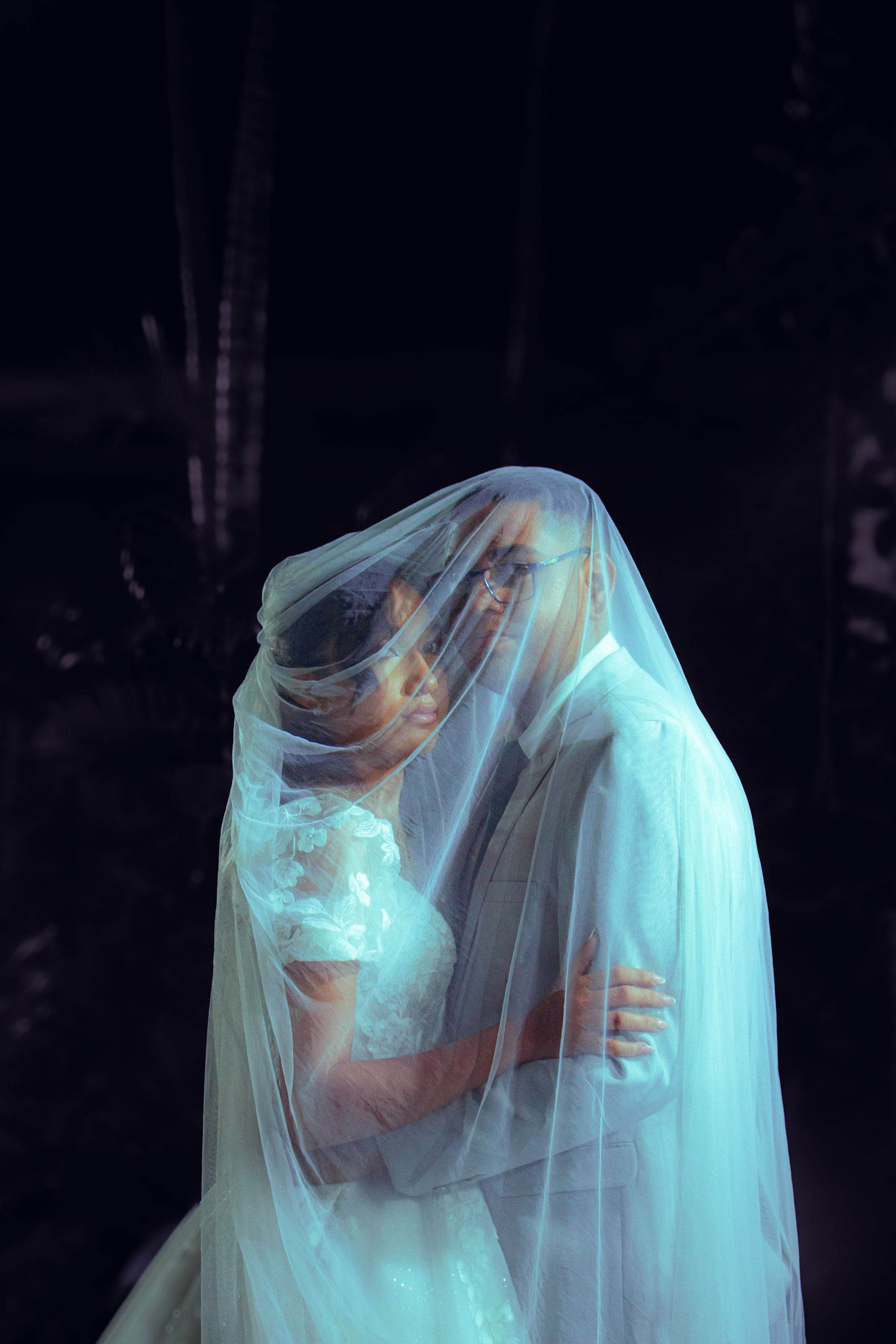 Casal debaixo do véu da noiva, casamento de M & I