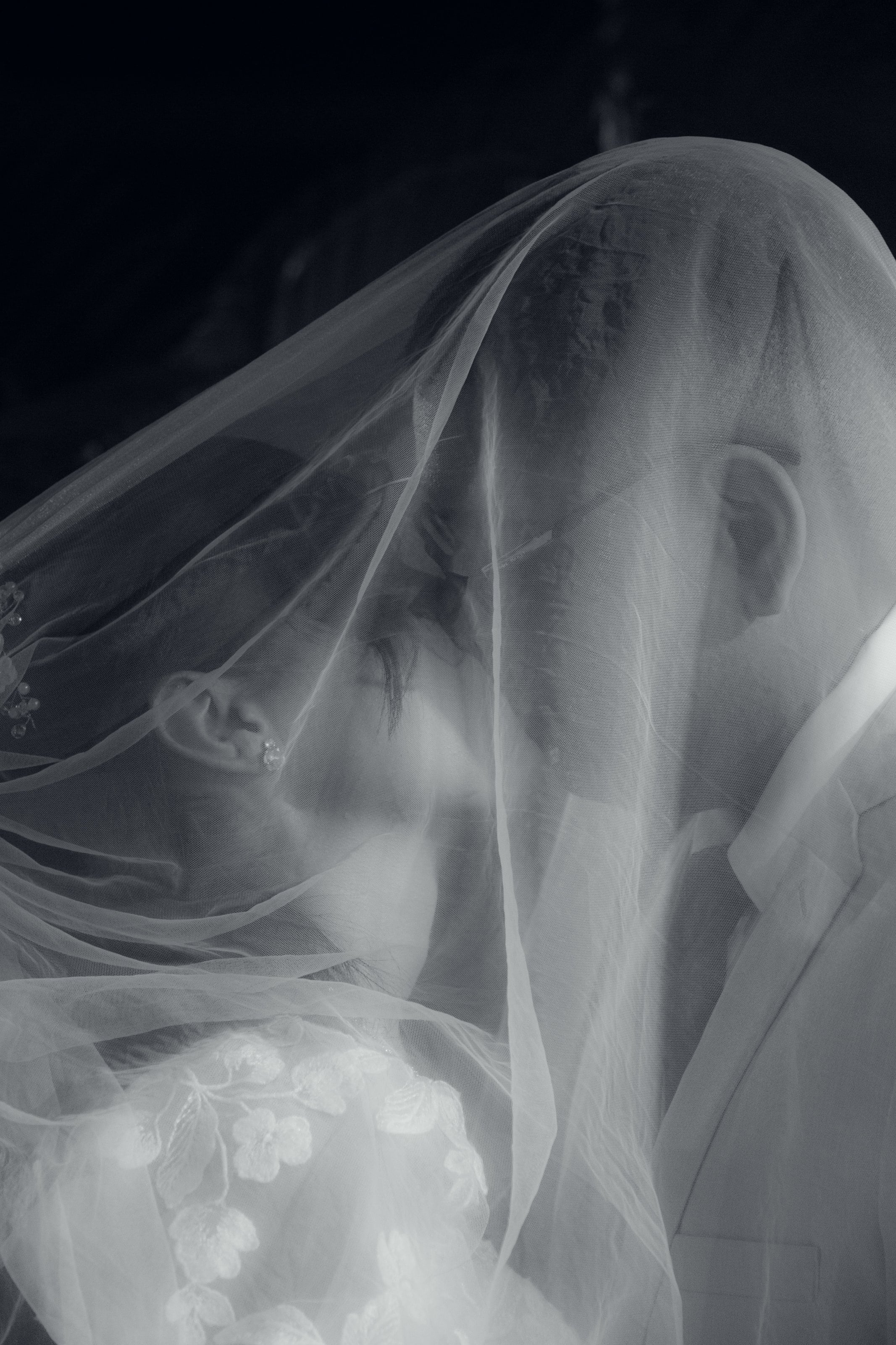 Casal debaixo do véu da noiva, casamento de M & I