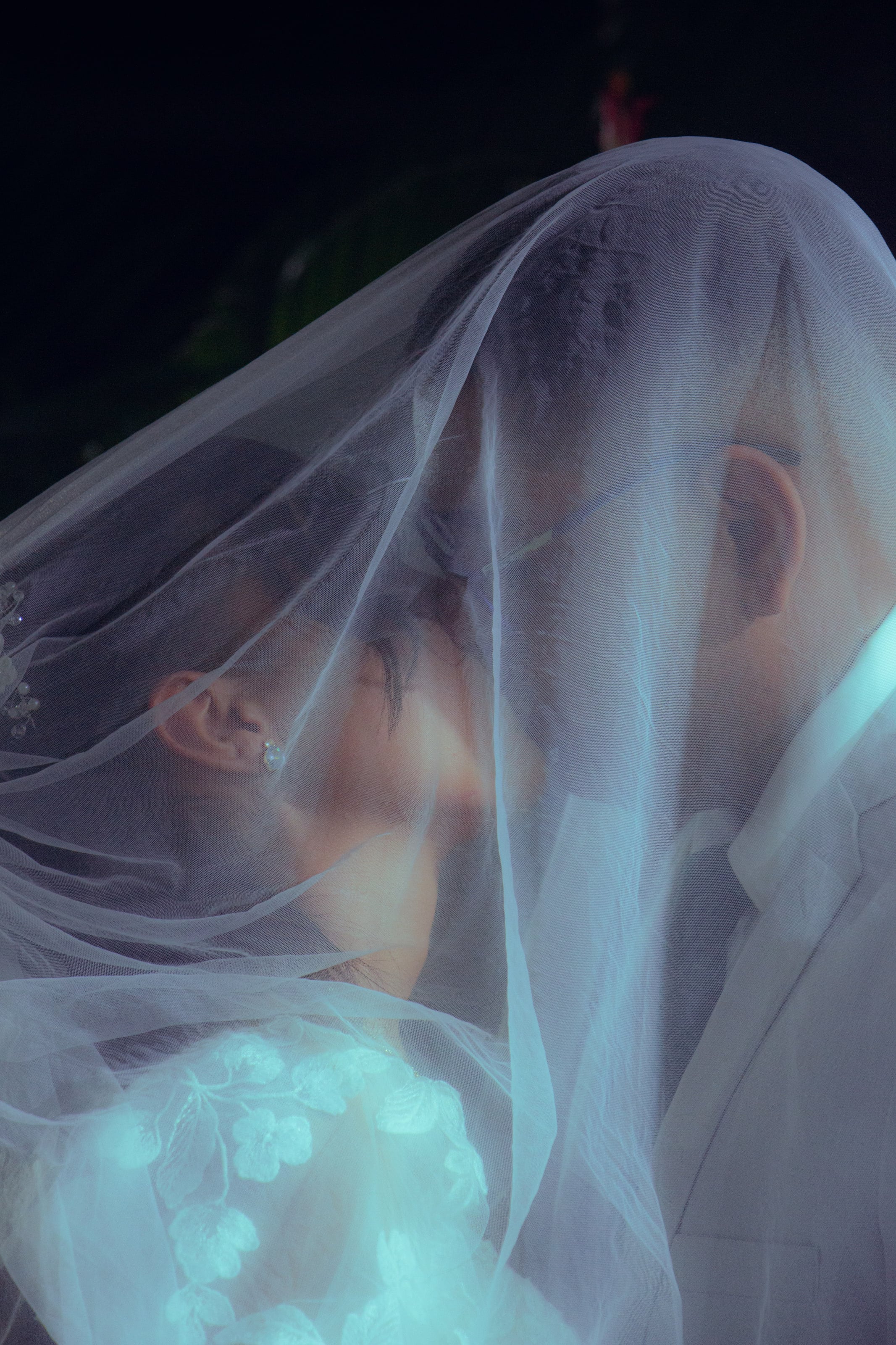 Casal debaixo do véu da noiva, casamento de M & I