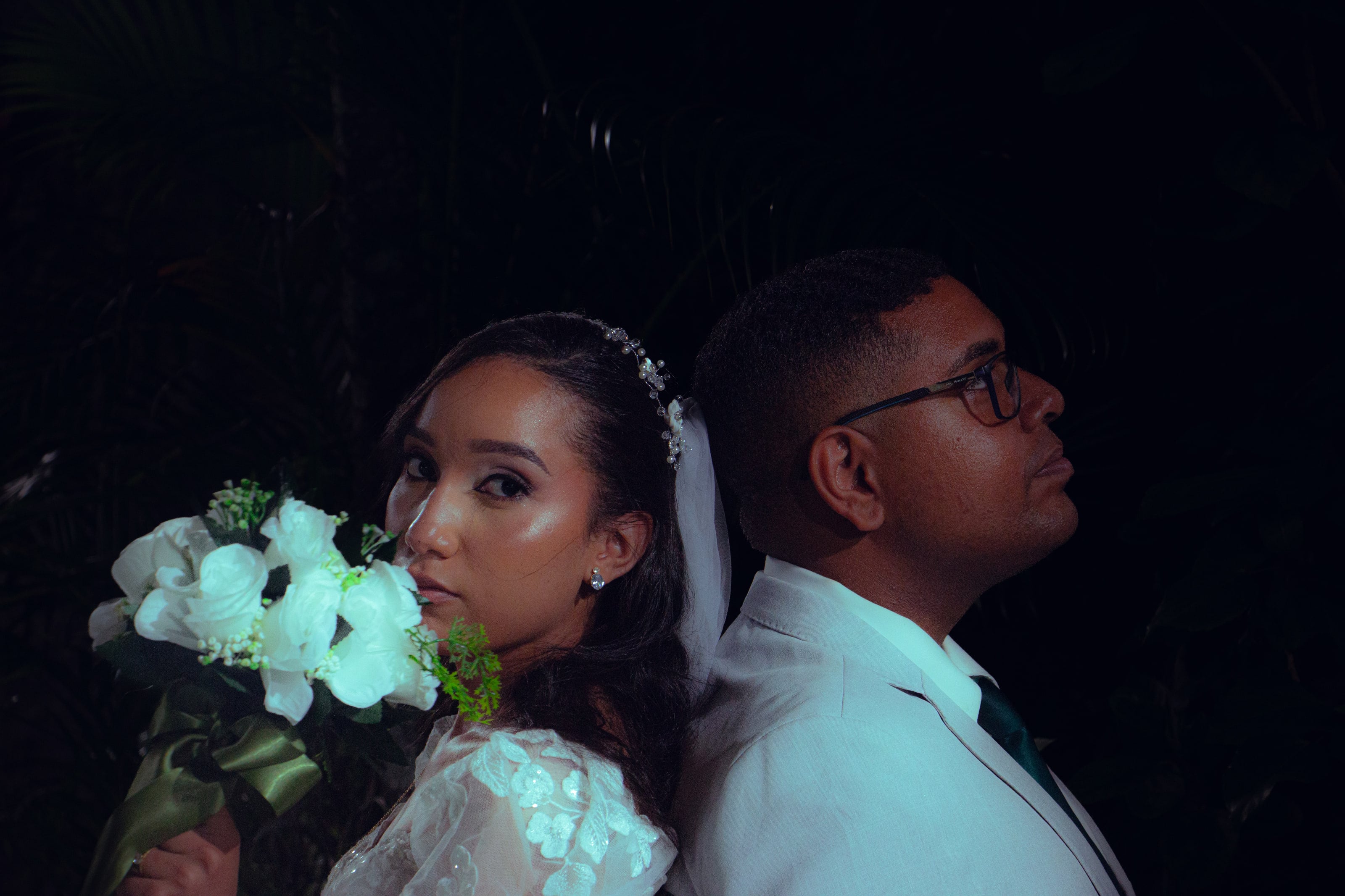 Retrato do casal sentado com o buquê de flores brancas, casamento de M & I