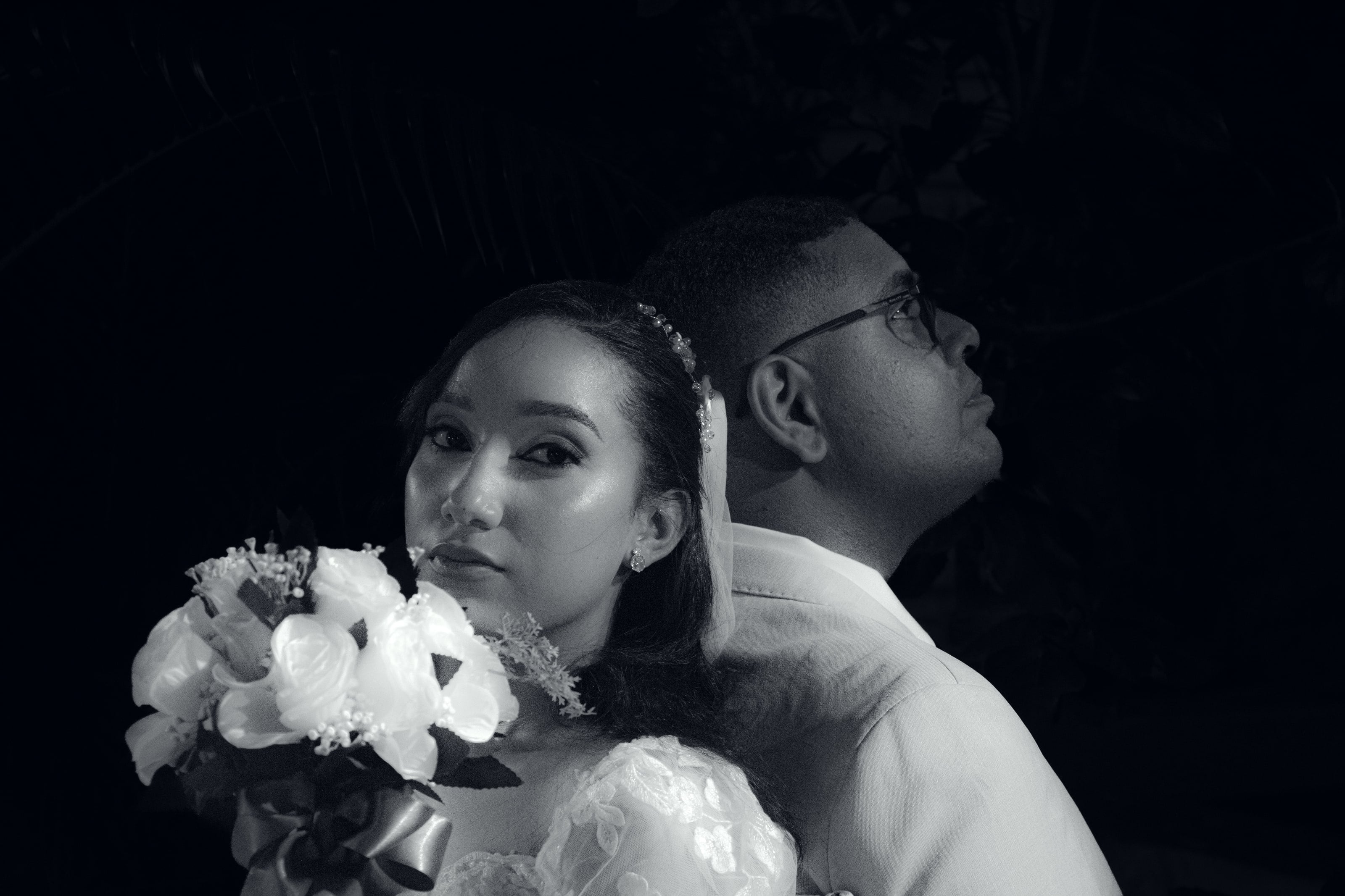 Retrato do casal sentado com o buquê de flores brancas, casamento de M & I