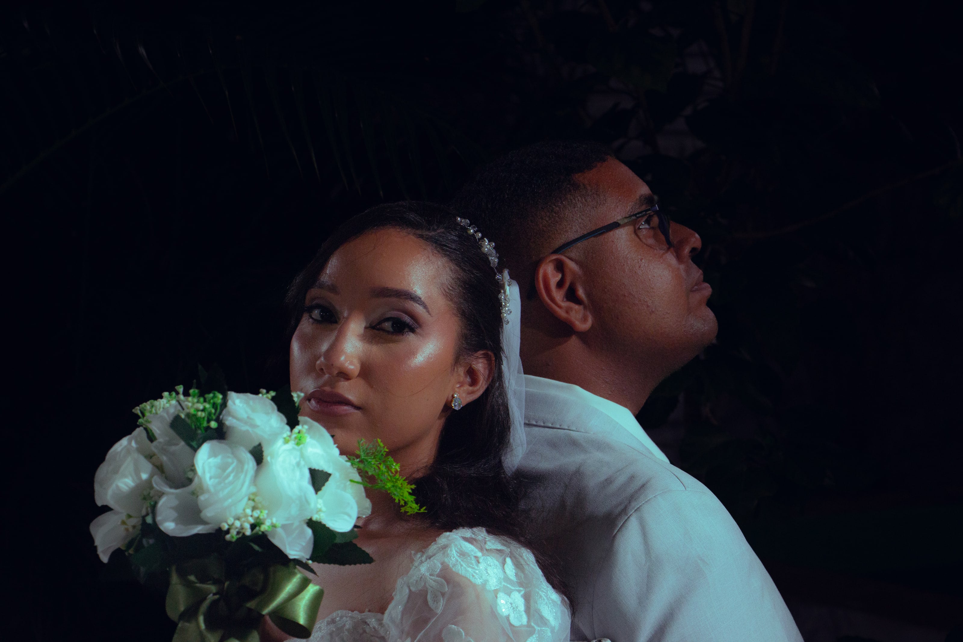 Retrato do casal sentado com o buquê de flores brancas, casamento de M & I