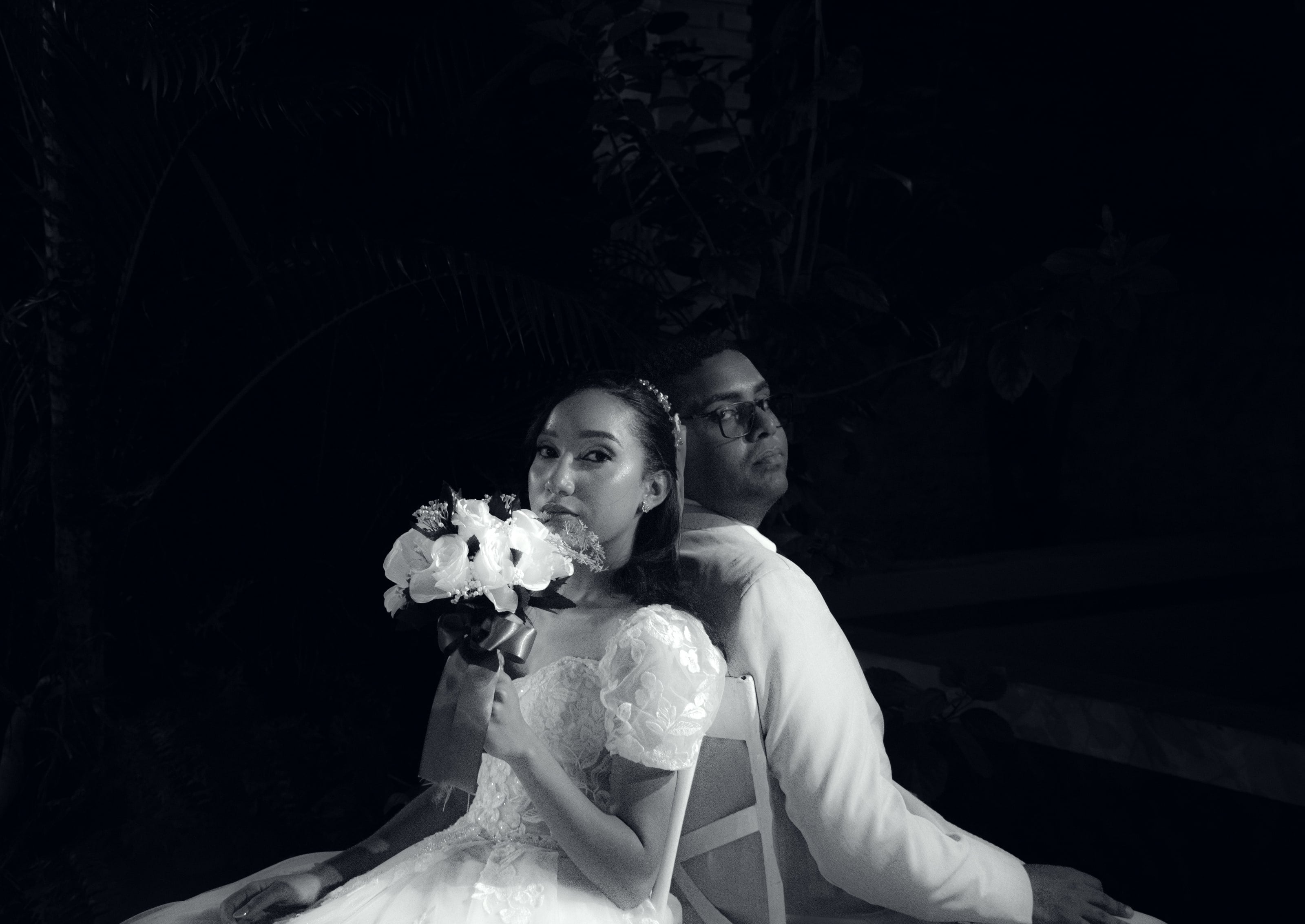 Retrato do casal sentado com o buquê de flores brancas, casamento de M & I