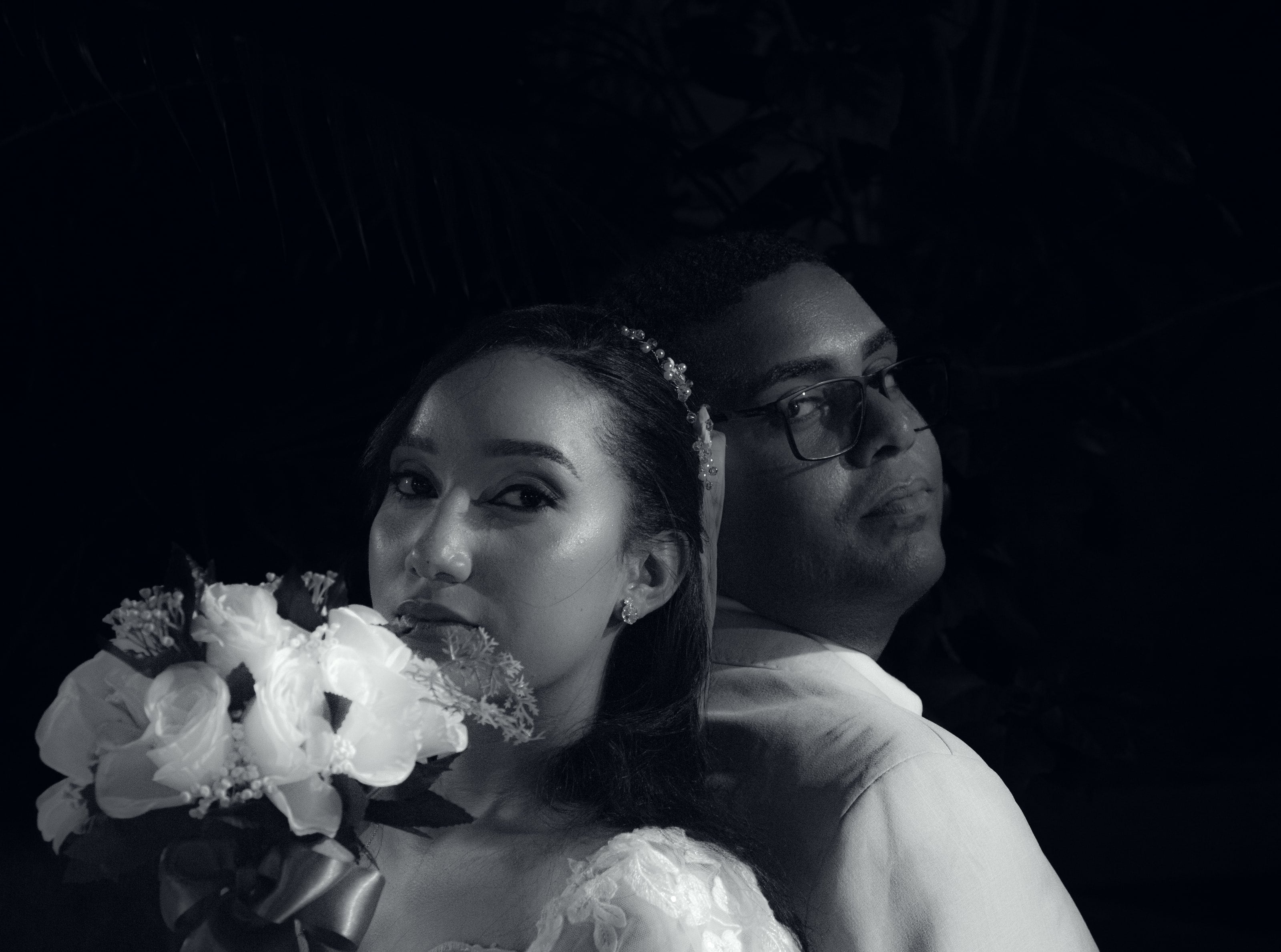 Retrato do casal sentado com o buquê de flores brancas, casamento de M & I