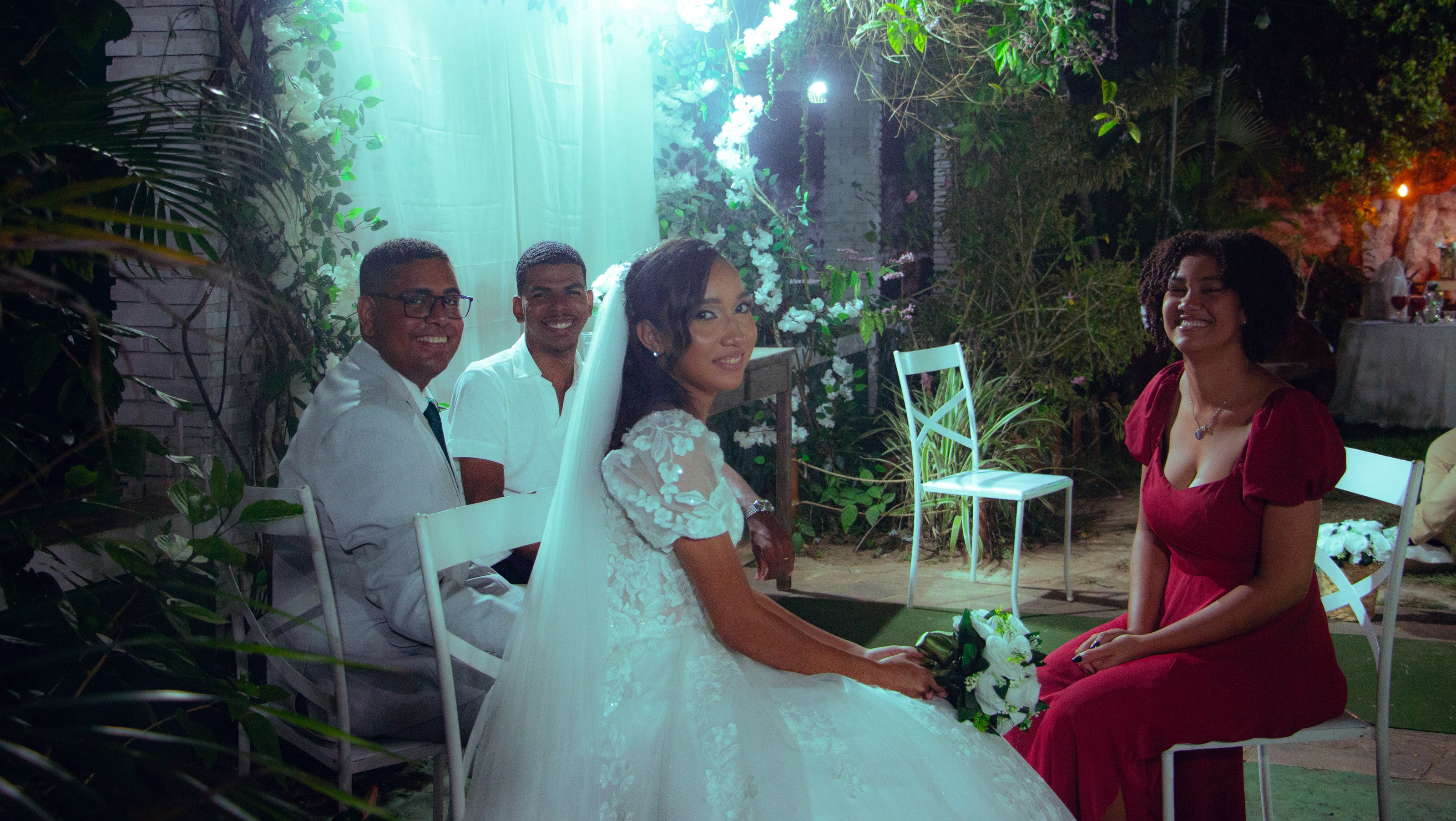 Casal conversando com convidados nas cadeiras do jardim, casamento de M & I