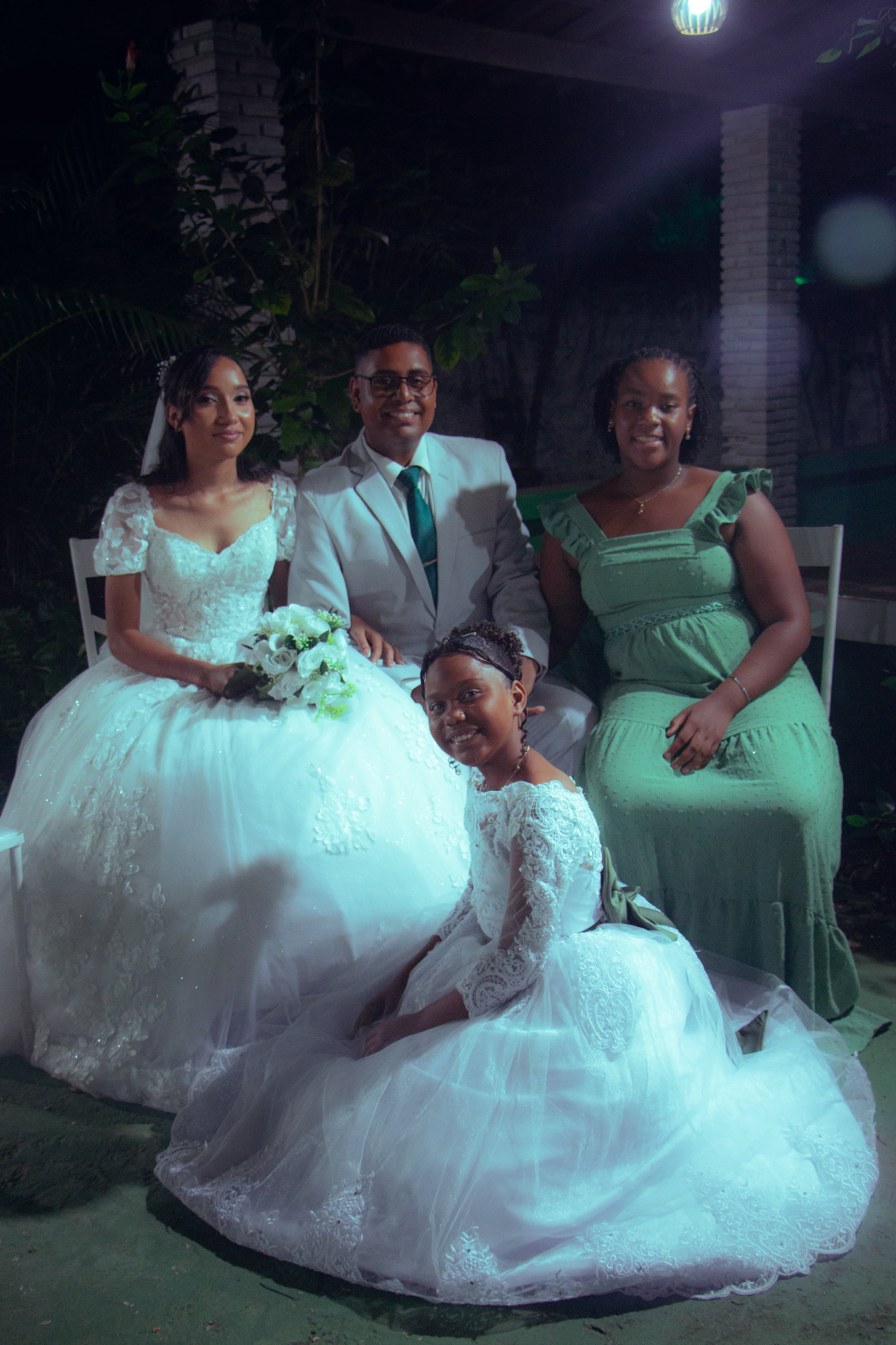Casal com duas convidadas no jardim, casamento de M & I
