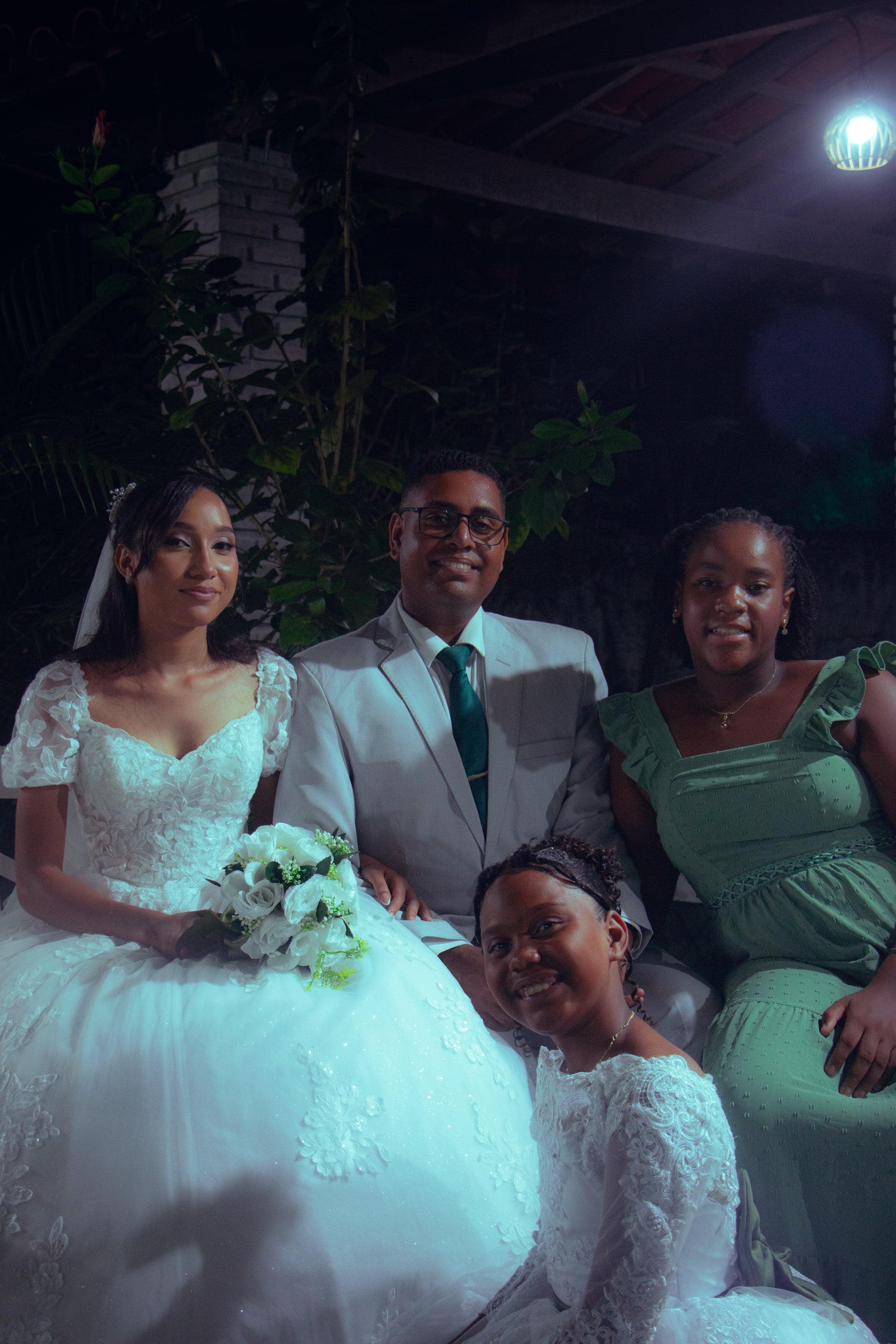 Casal com duas convidadas no jardim, casamento de M & I