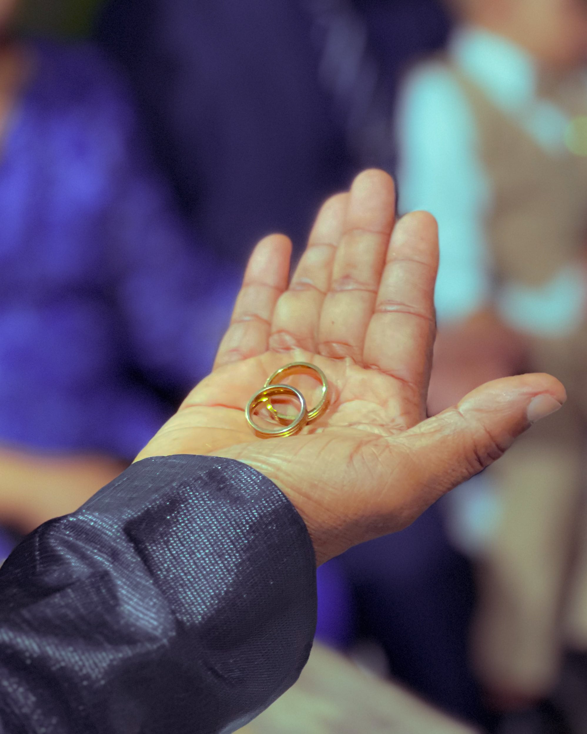 Alianças na palma da mão, casamento de M & I