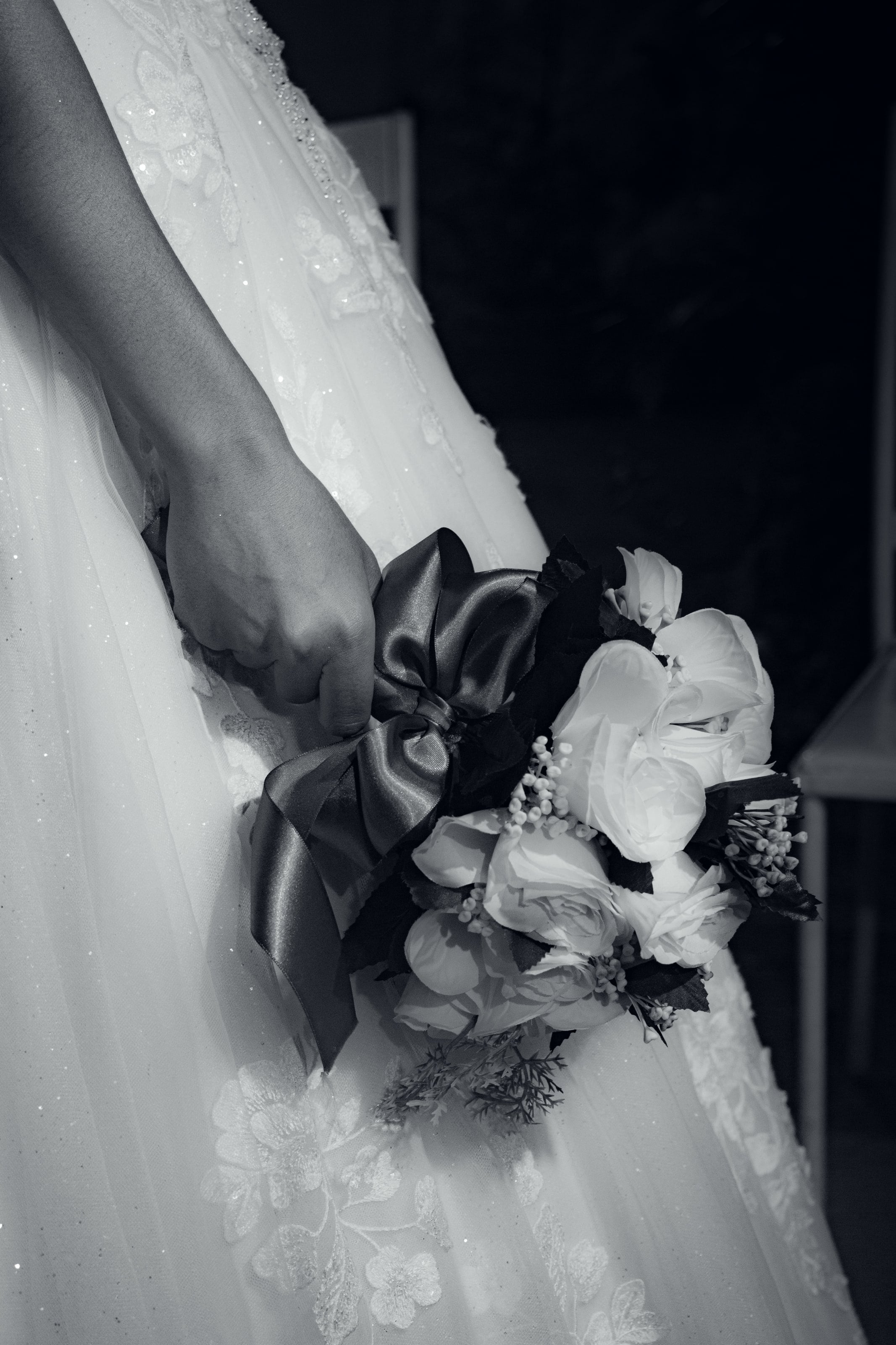 Buquê de flores brancas com fita verde junto ao vestido, casamento de M & I