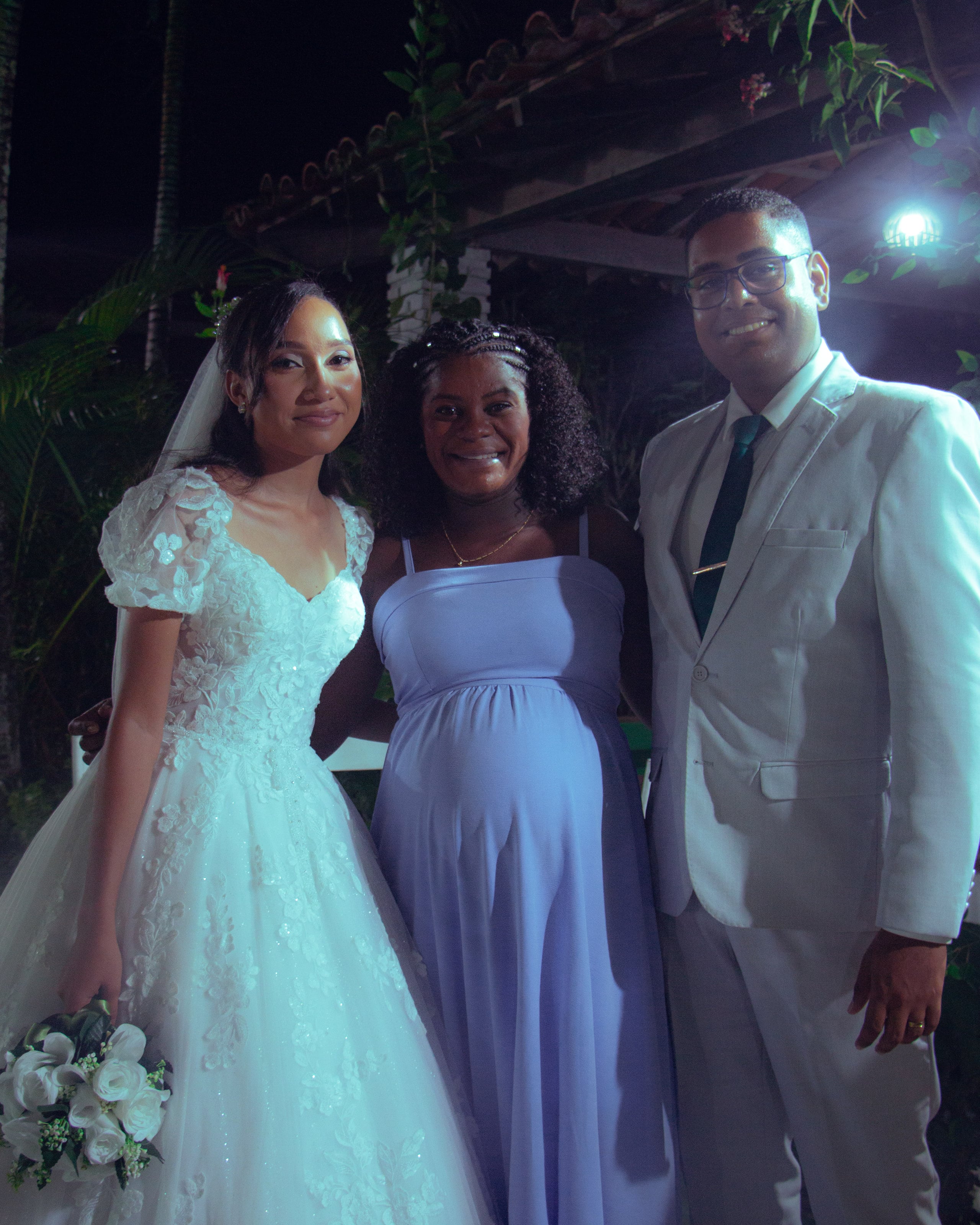 Casal com amigos e familiares no fim da noite, casamento de M & I