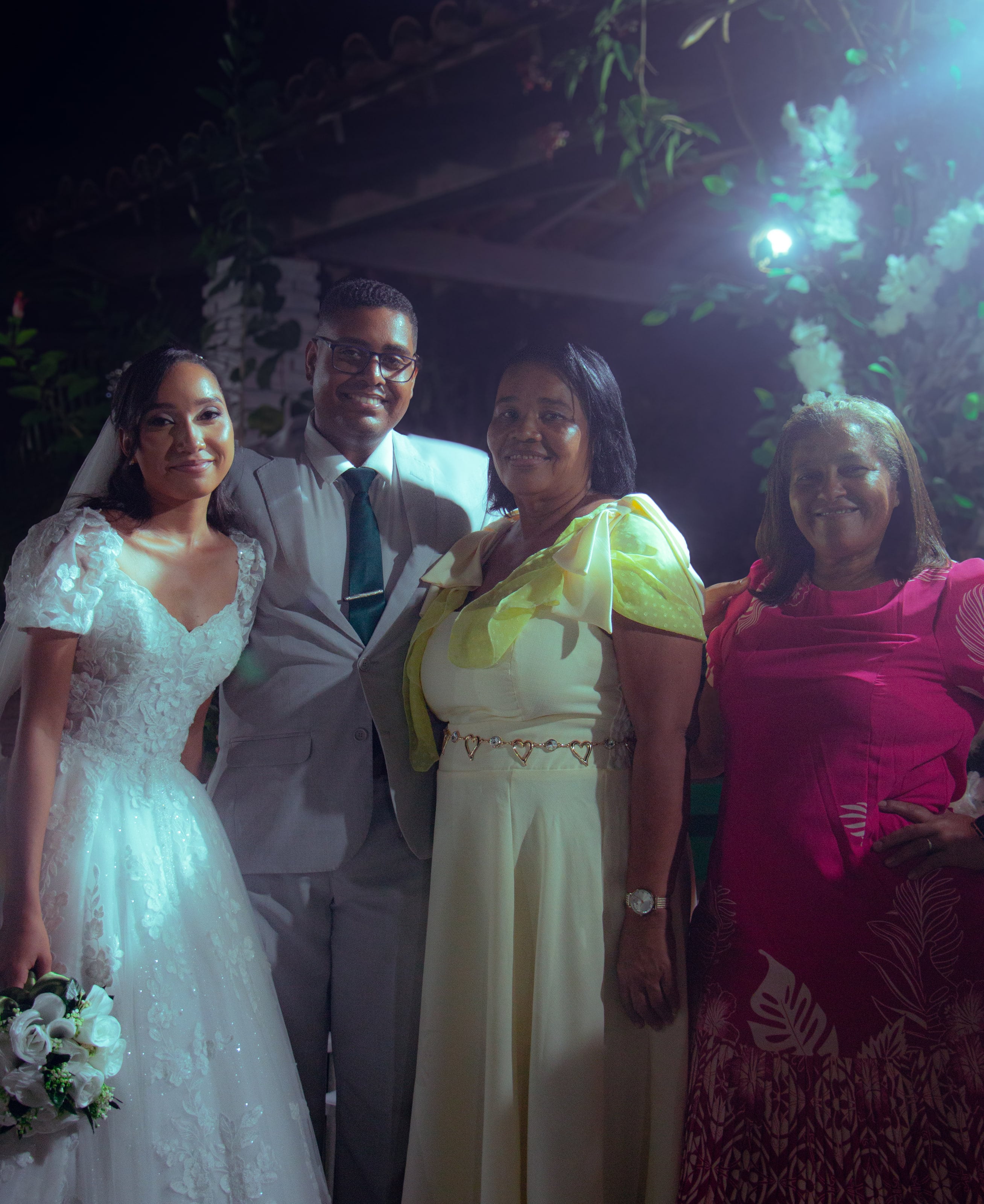 Casal com amigos e familiares no fim da noite, casamento de M & I