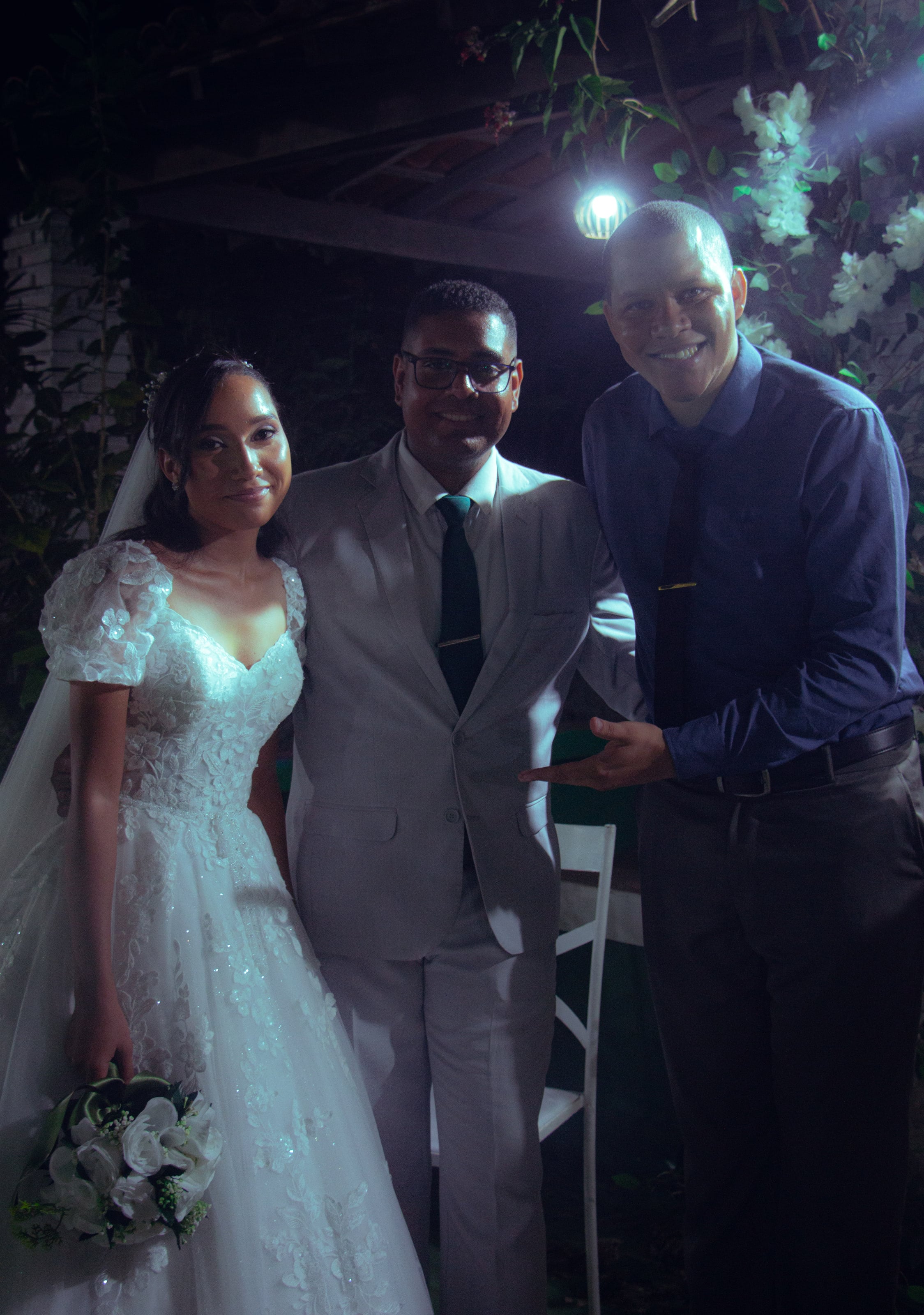 Casal com amigos e familiares no fim da noite, casamento de M & I