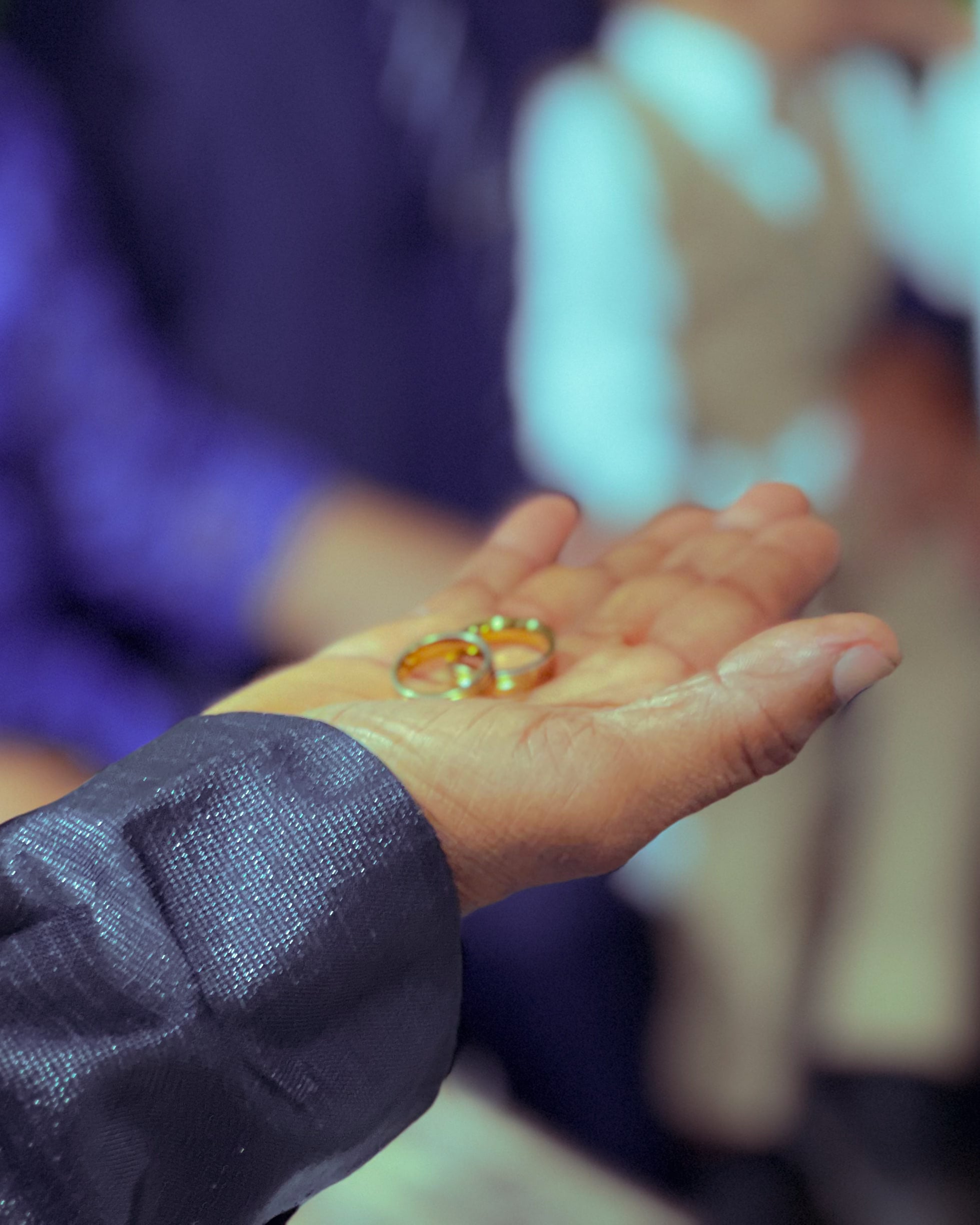 Alianças na palma da mão, casamento de M & I