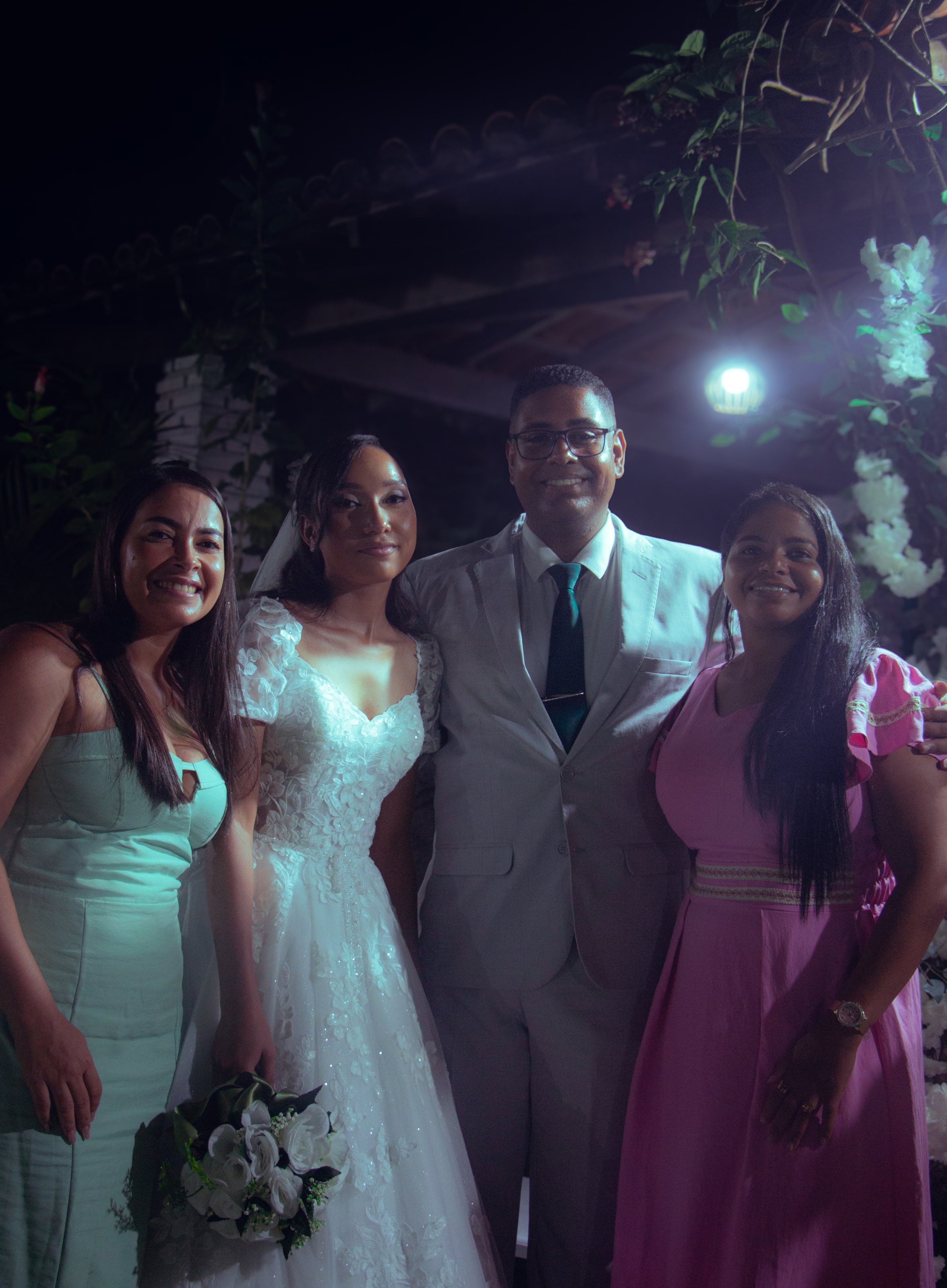 Casal com amigos e familiares no fim da noite, casamento de M & I