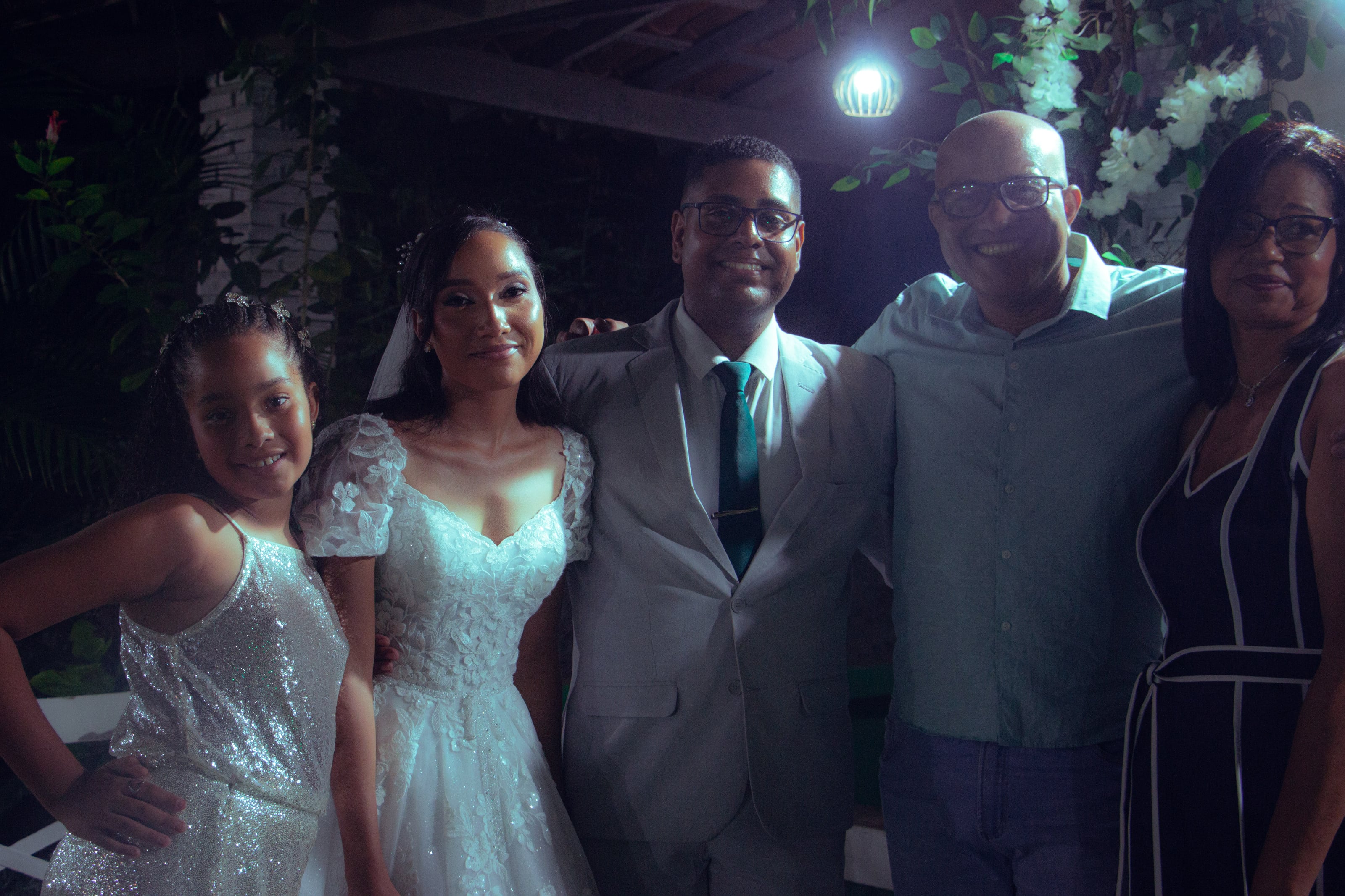 Casal com amigos e familiares no fim da noite, casamento de M & I