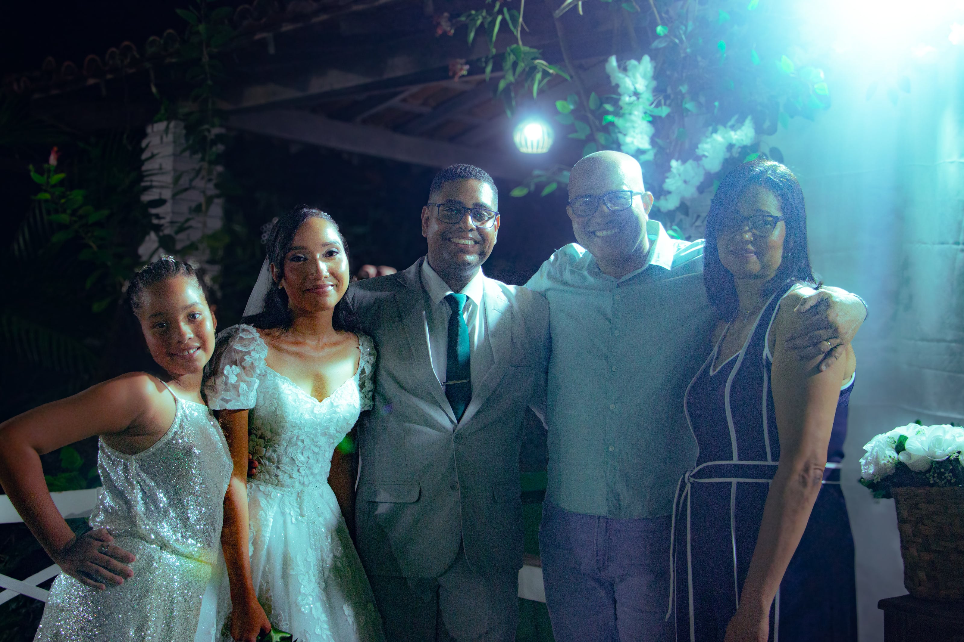 Casal com amigos e familiares no fim da noite, casamento de M & I