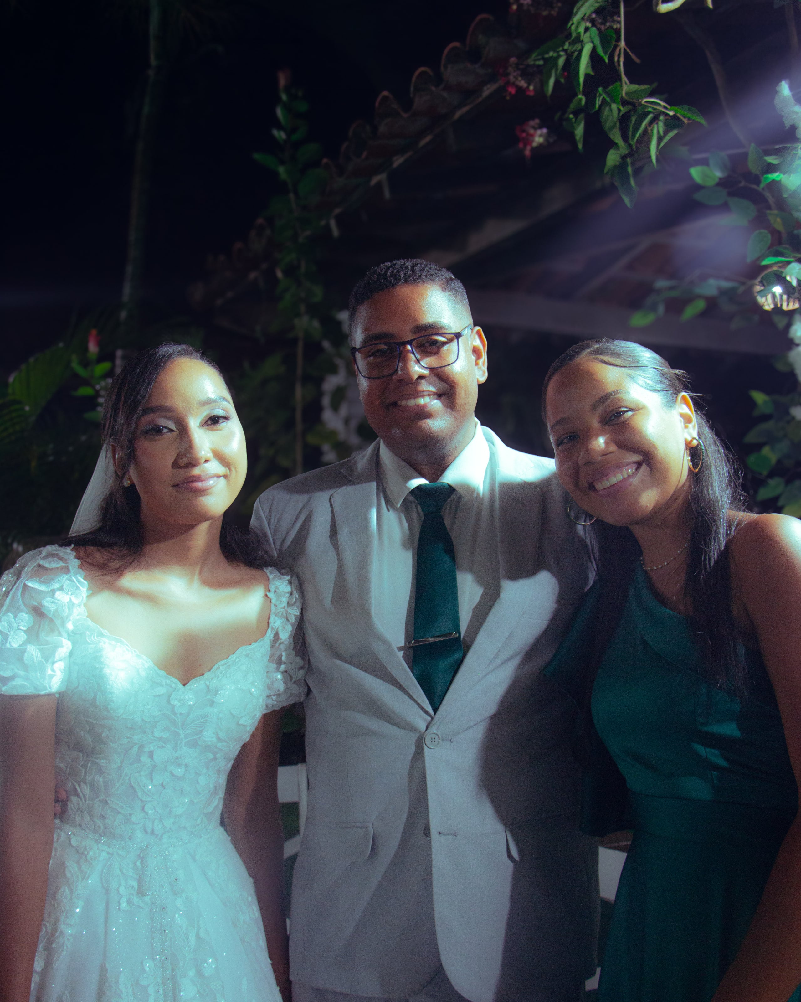 Casal com amigos e familiares no fim da noite, casamento de M & I