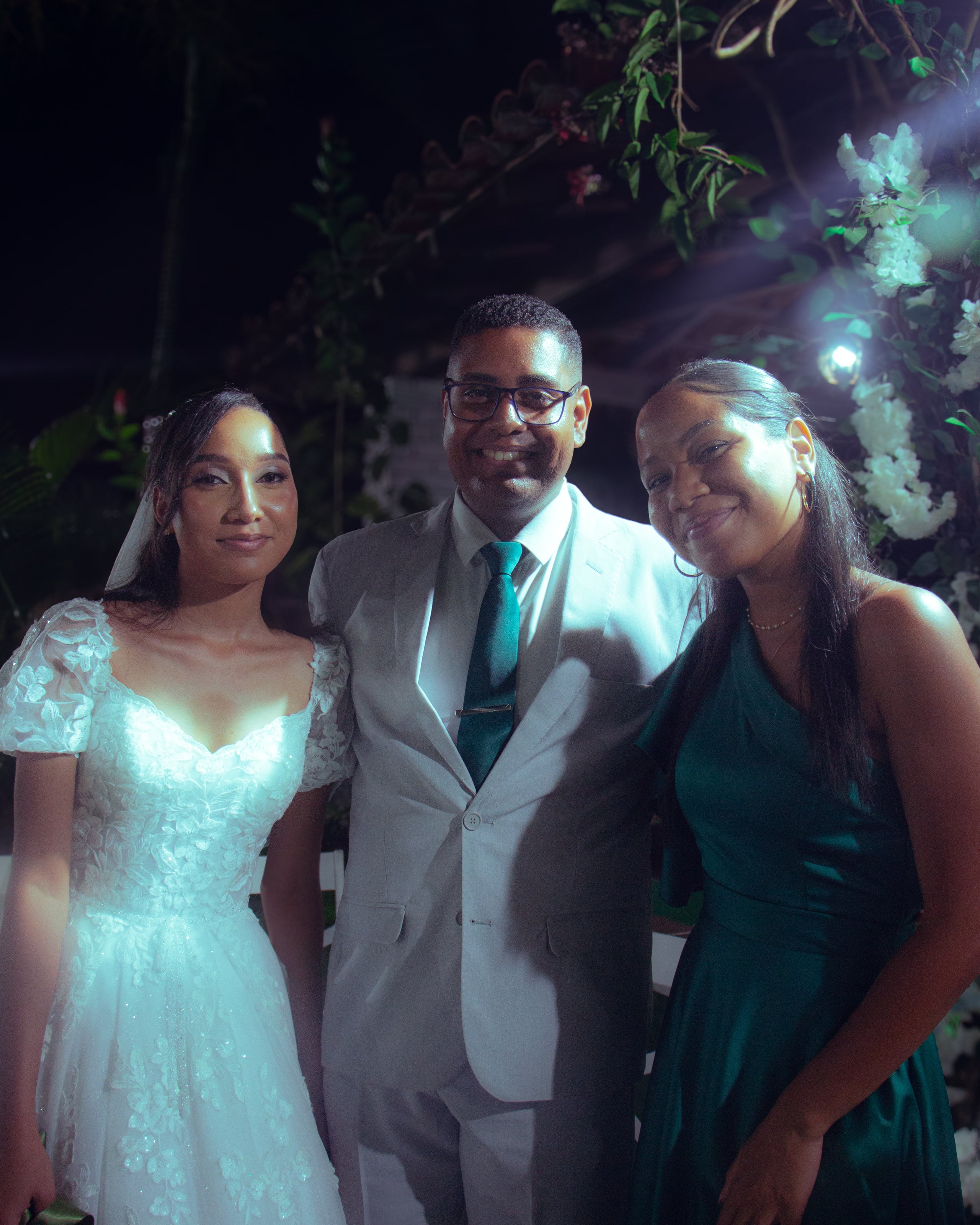 Casal com amigos e familiares no fim da noite, casamento de M & I